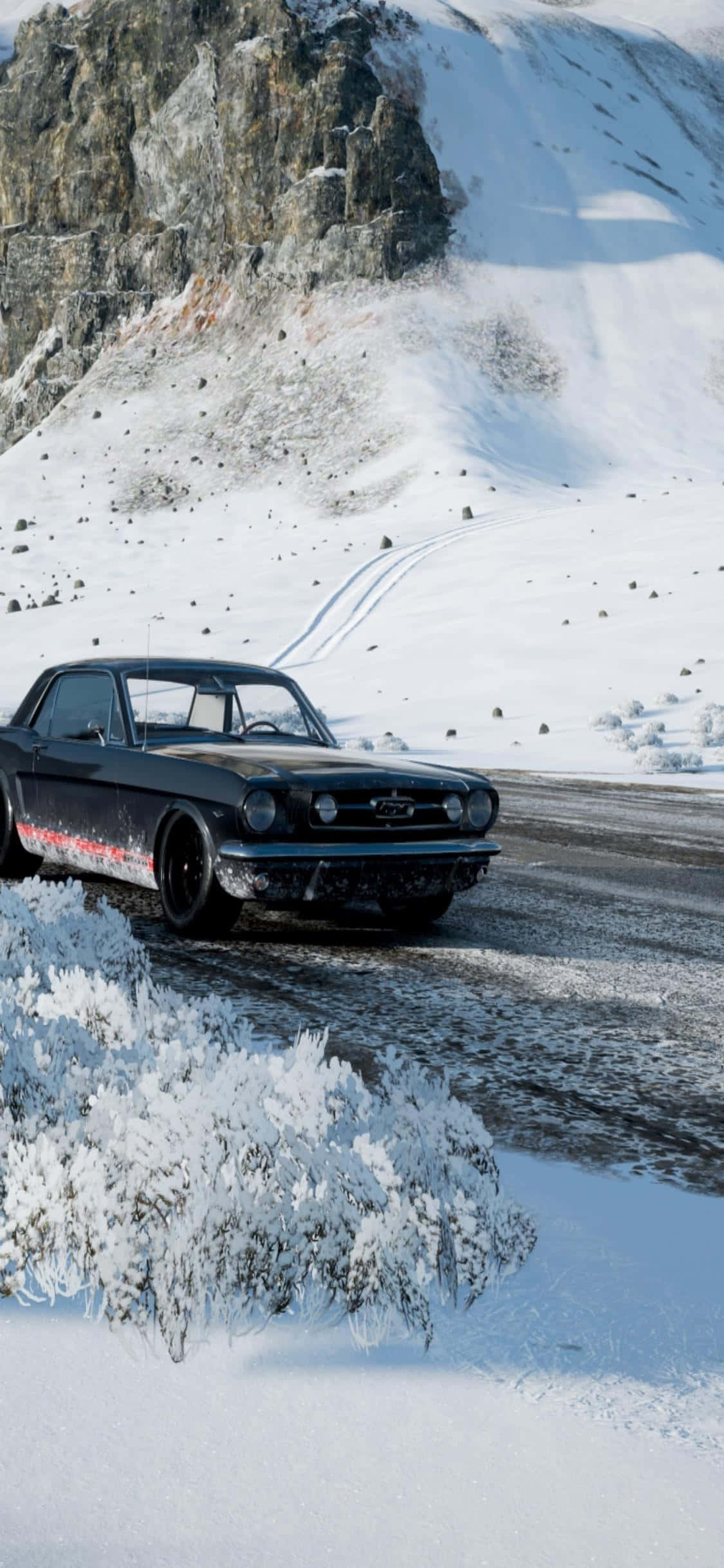'n swart motor wat op 'n sneeubedekte pad ry Muurpapier