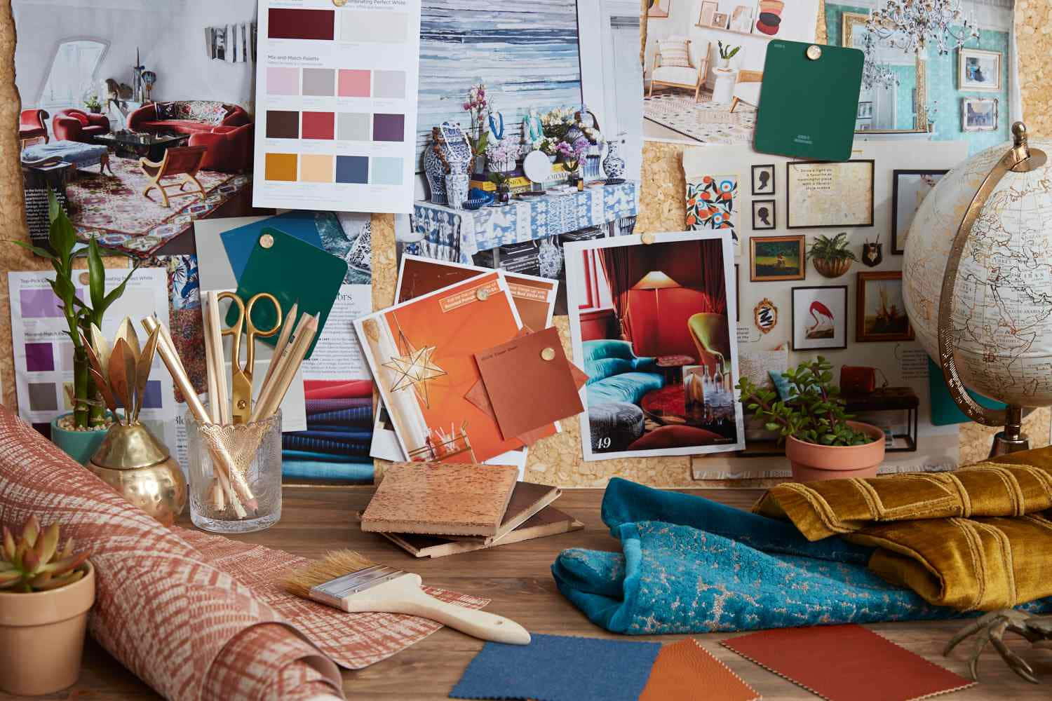 'n Tafel met verskeie items daarop Muurpapier