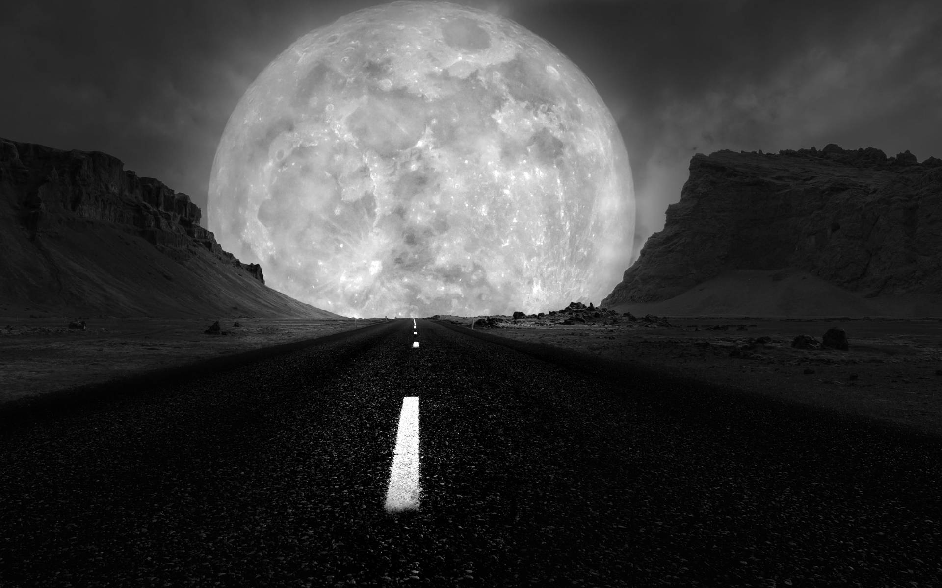 ’n Treffende beeld van die grys skaal-maan bo ’n eensame pad Muurpapier