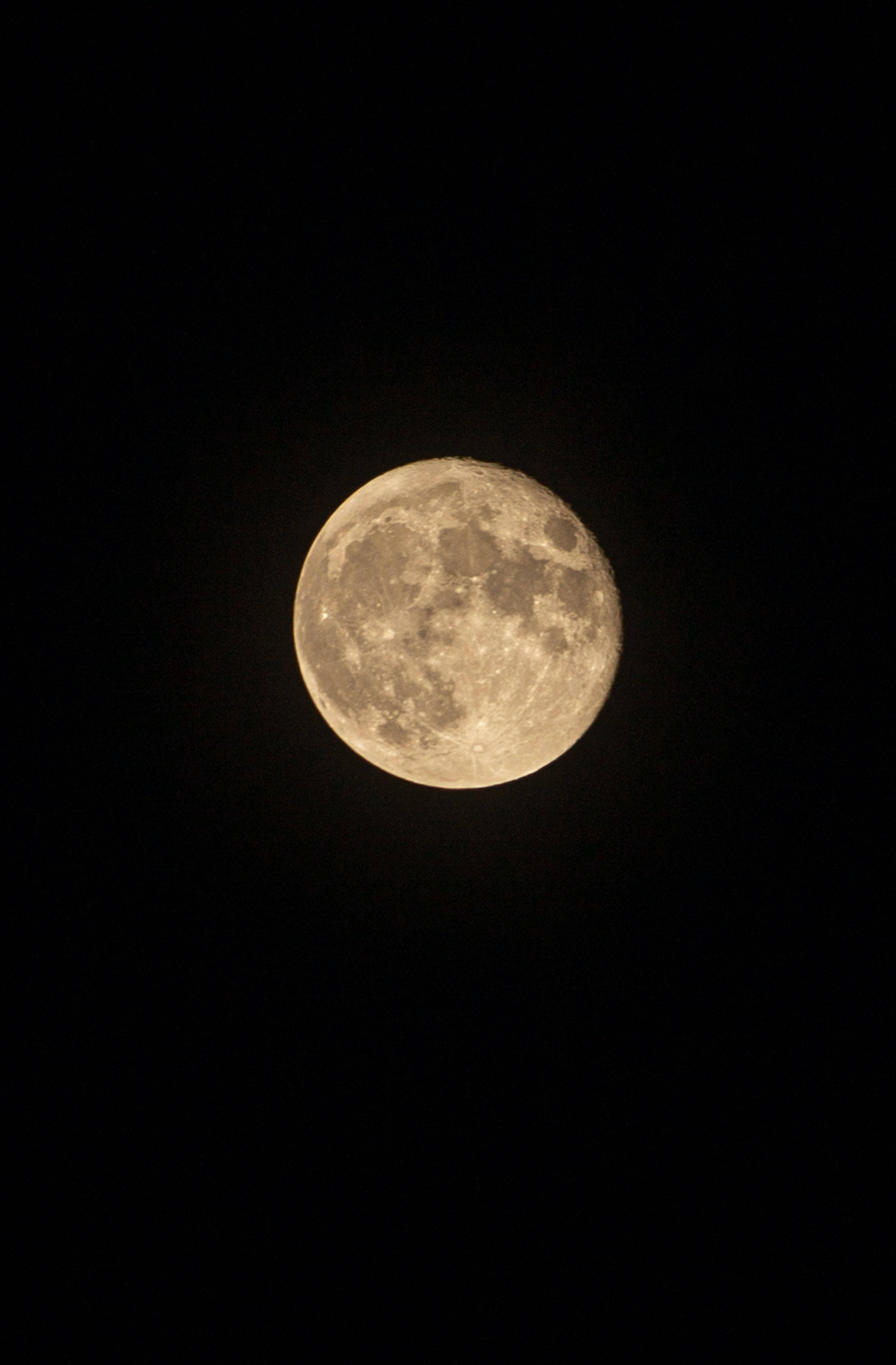 'n Uitsig oor die kraters op 'n volmaan. Muurpapier