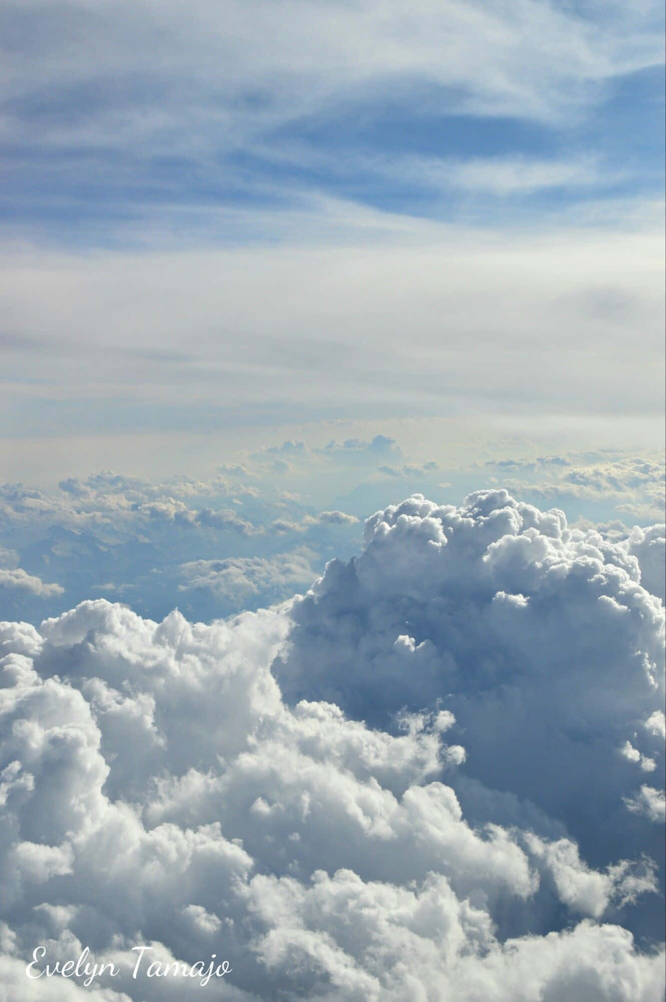 'n uitsig op wolke vanuit 'n vliegtuig Muurpapier