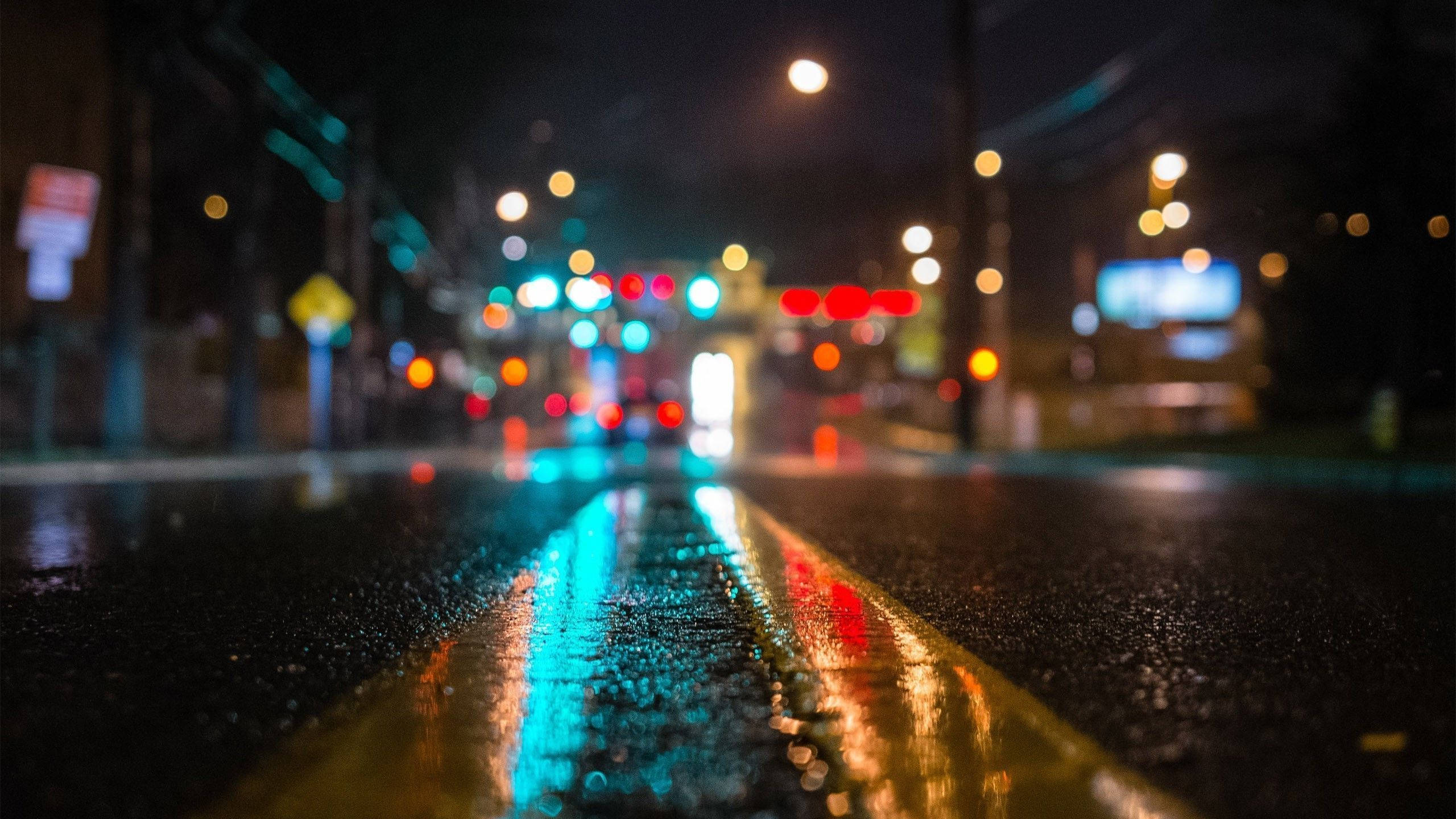 'n Vervaagde nagstraat in die reën Muurpapier
