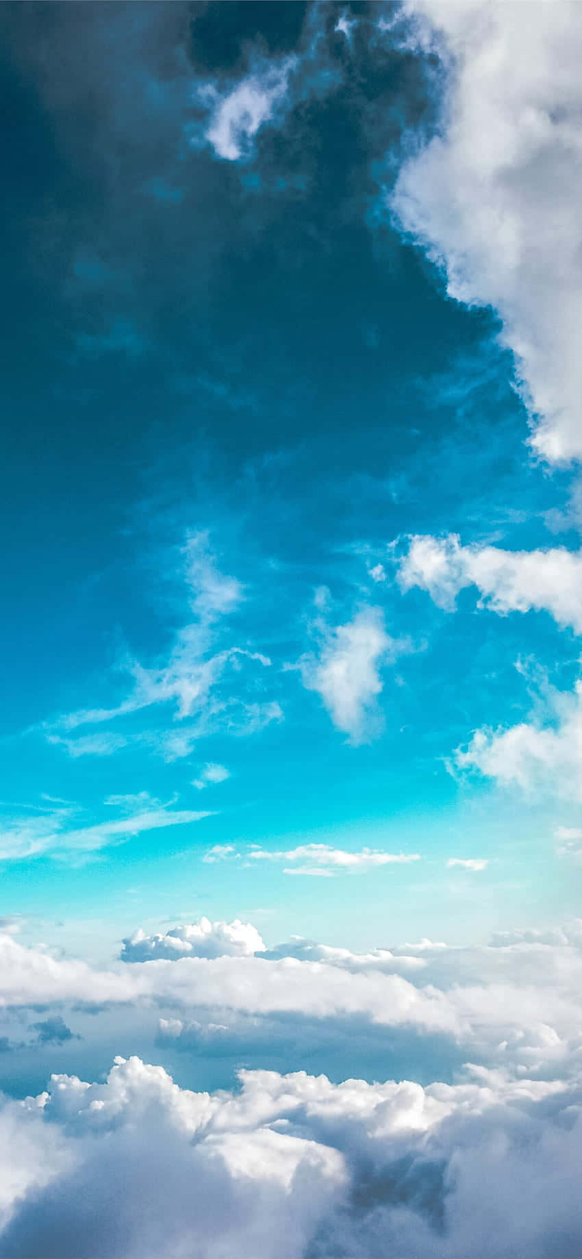 'n Vliegtuig wat oor die wolke vlieg Muurpapier