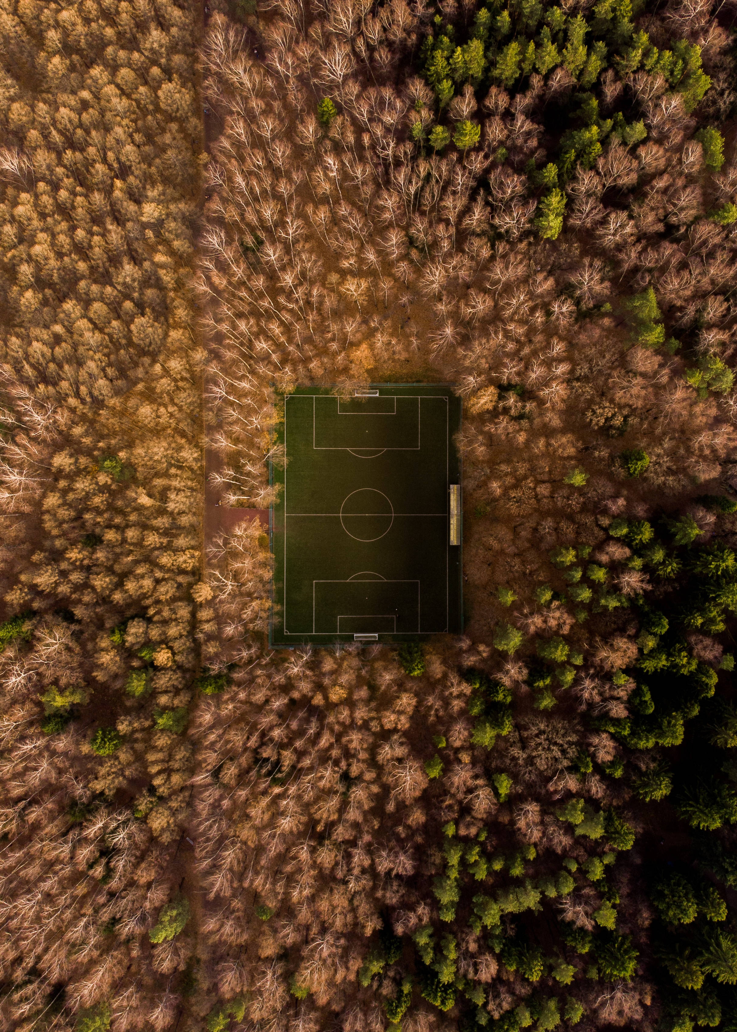 'n Voëlvlug van 'n Sokkerveld op 'n Sondag Muurpapier