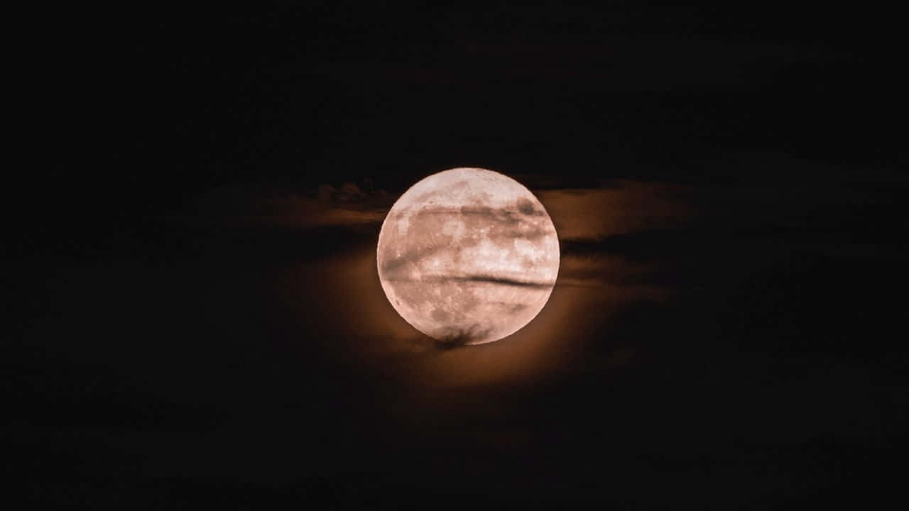 'n Volmaan word deur die wolke gesien Muurpapier