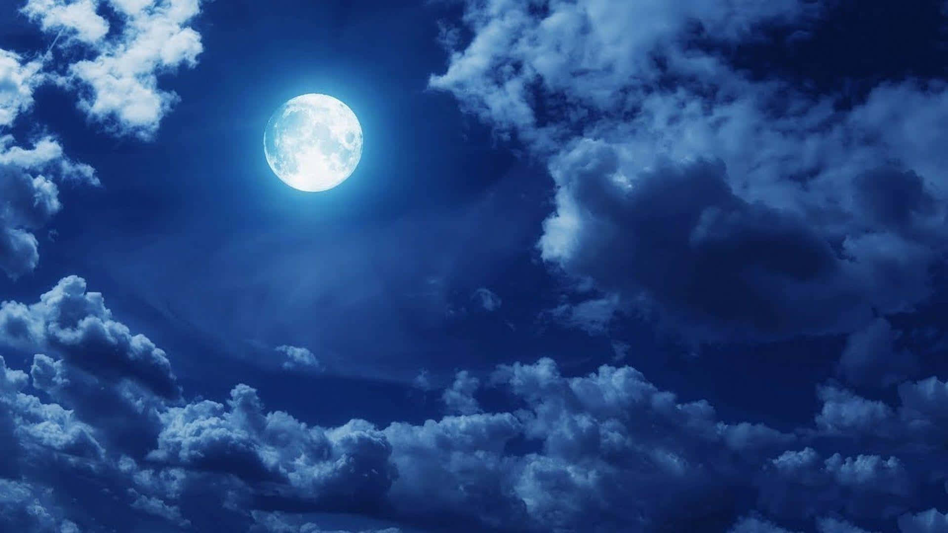 'n volmaan word deur wolke in die lug gesien Muurpapier