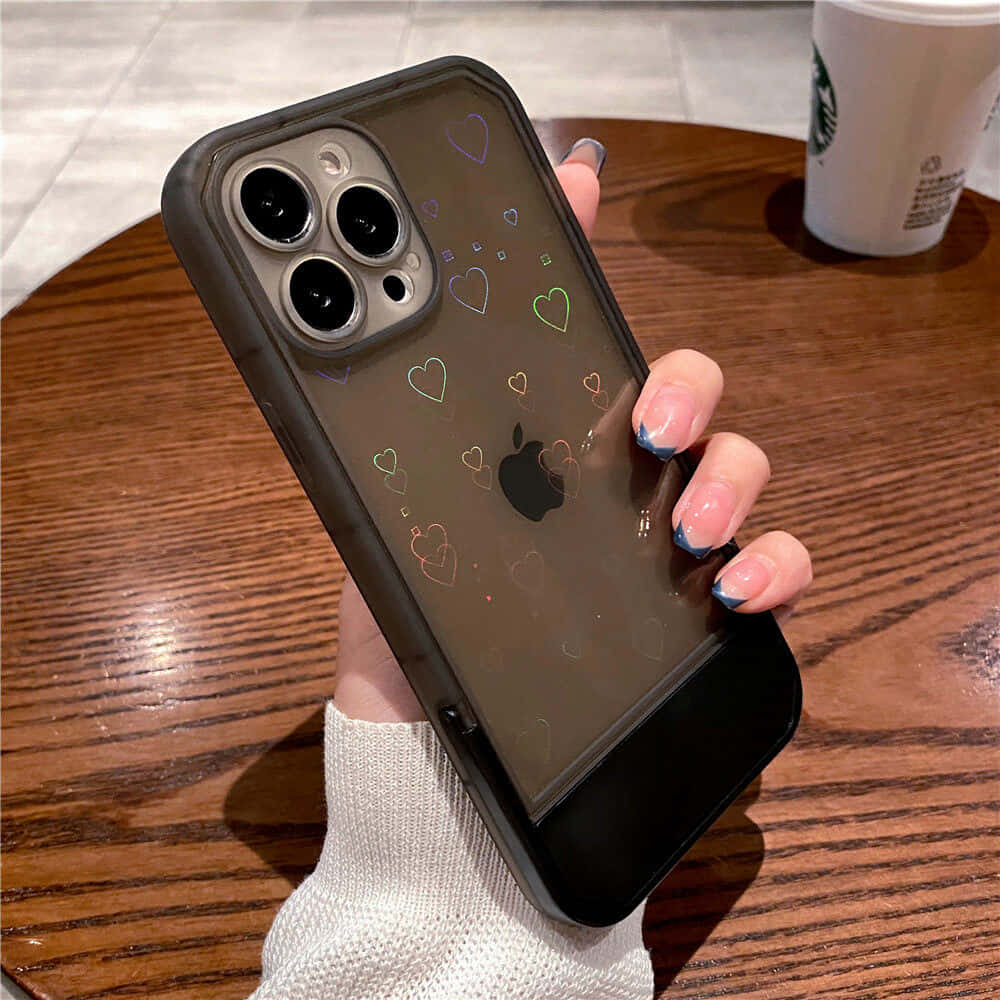 'n vrou wat 'n iPhone 11-omhulsel met harte daarop vashou Muurpapier