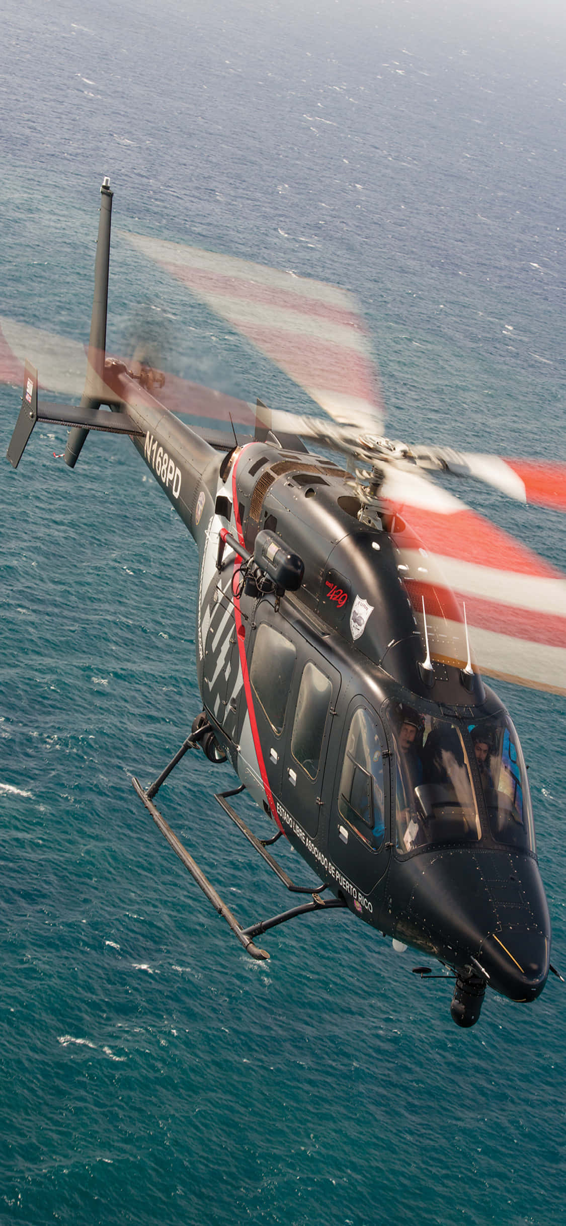 'n Waaghalsige helikopterrit oor 'n elektriesblou horison. Muurpapier