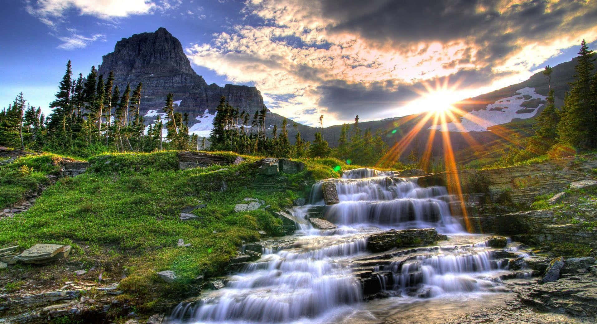 'n waterval in die berge Muurpapier