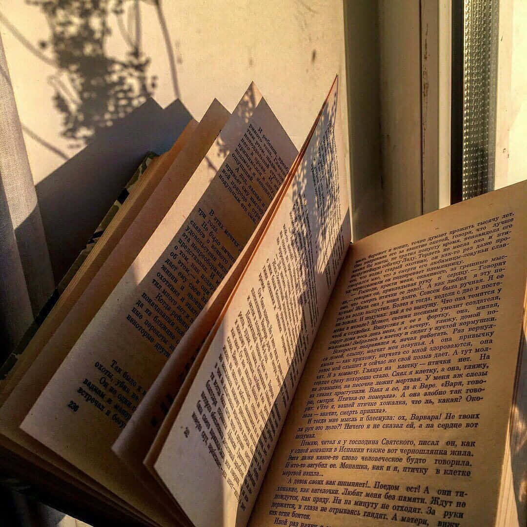 'n Wêreld vol avontuur en verbeelding wag in die bladsye van 'n boek. Muurpapier