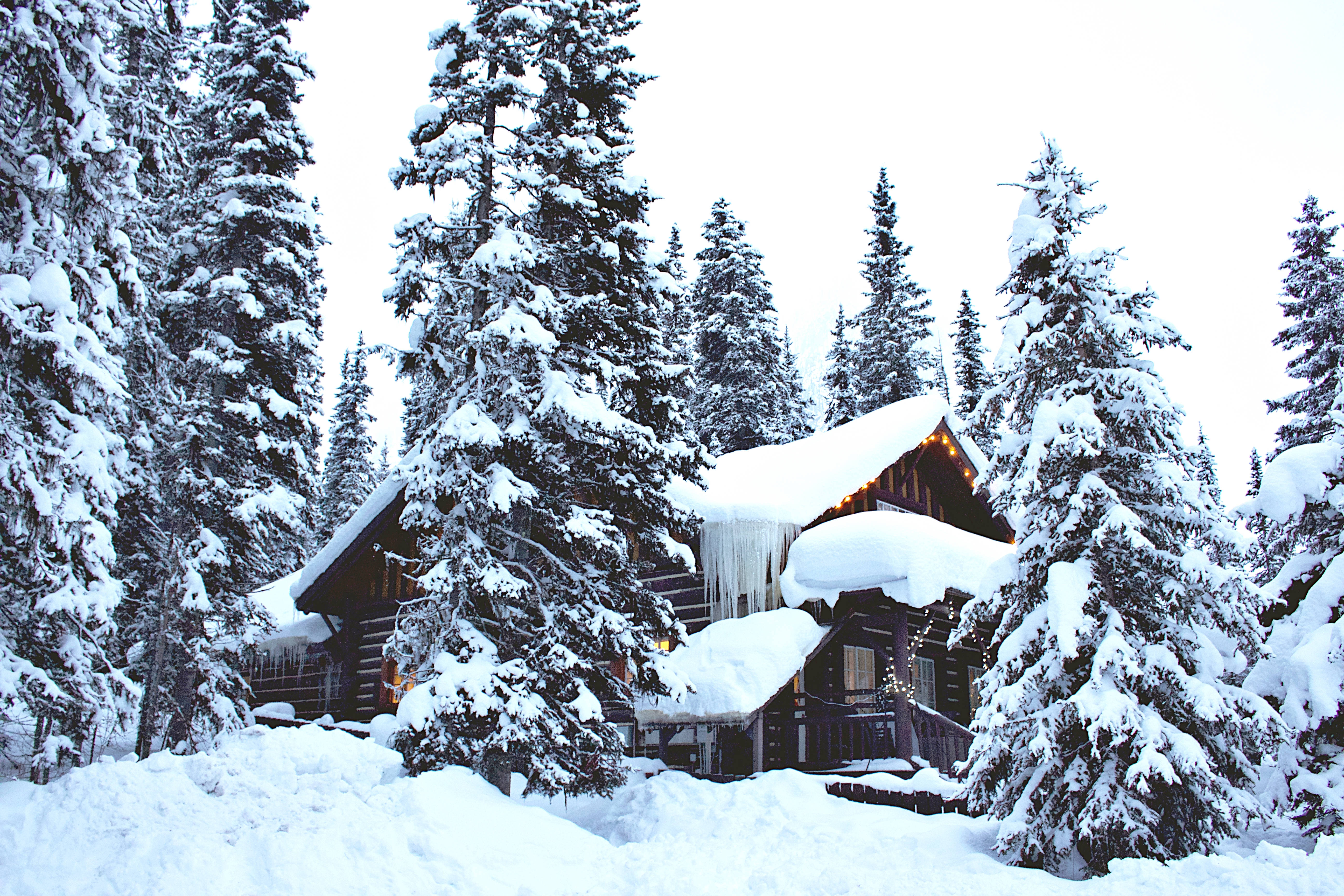 'n Winterwonderland van sneeubolagtige huise Muurpapier