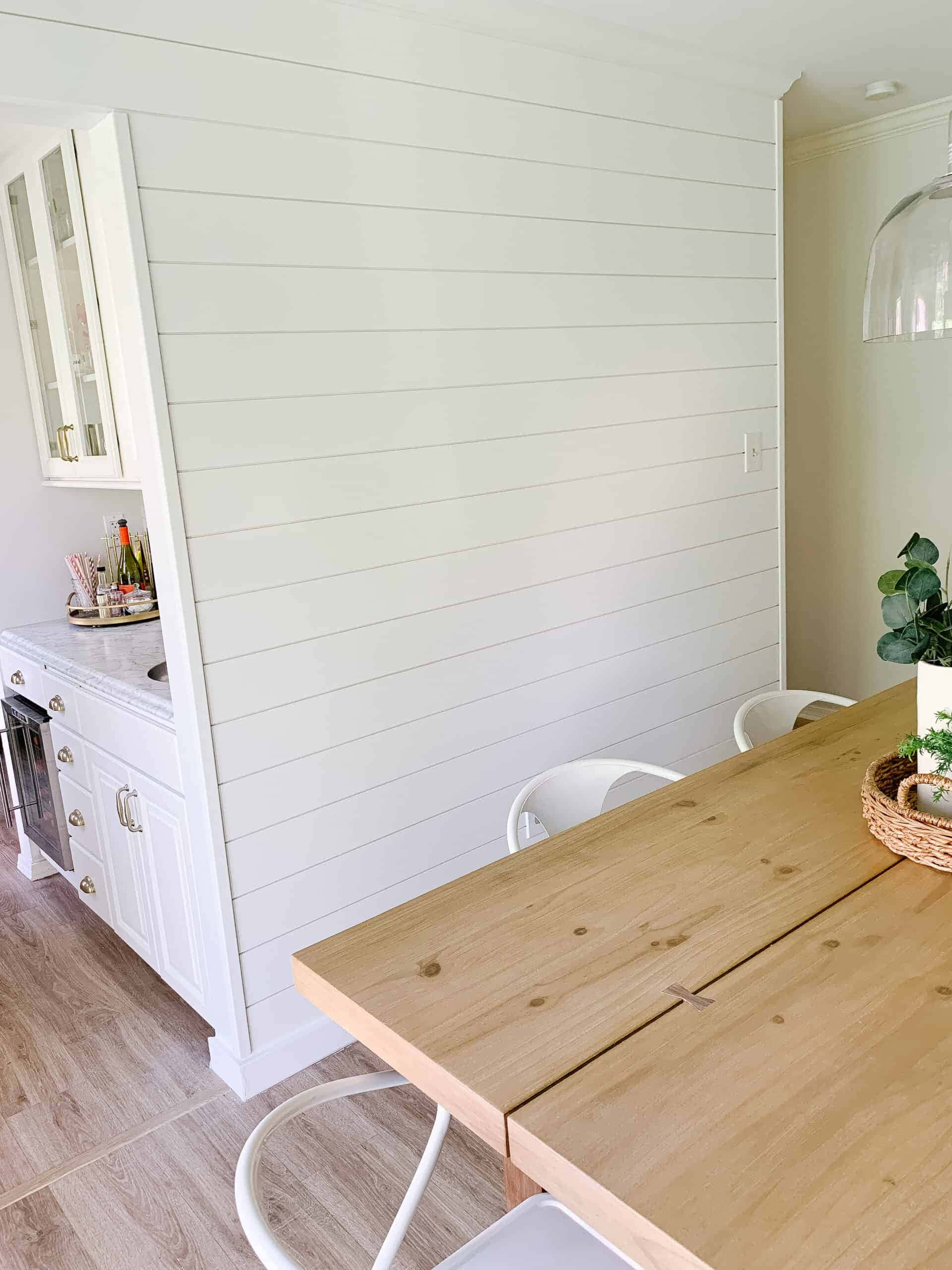 'n wit eetkamer met wit stoele en 'n wit tafel Muurpapier