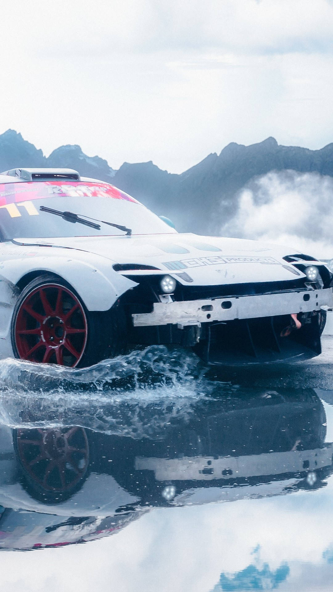 'n wit motor wat deur water in 'n berg ry Muurpapier