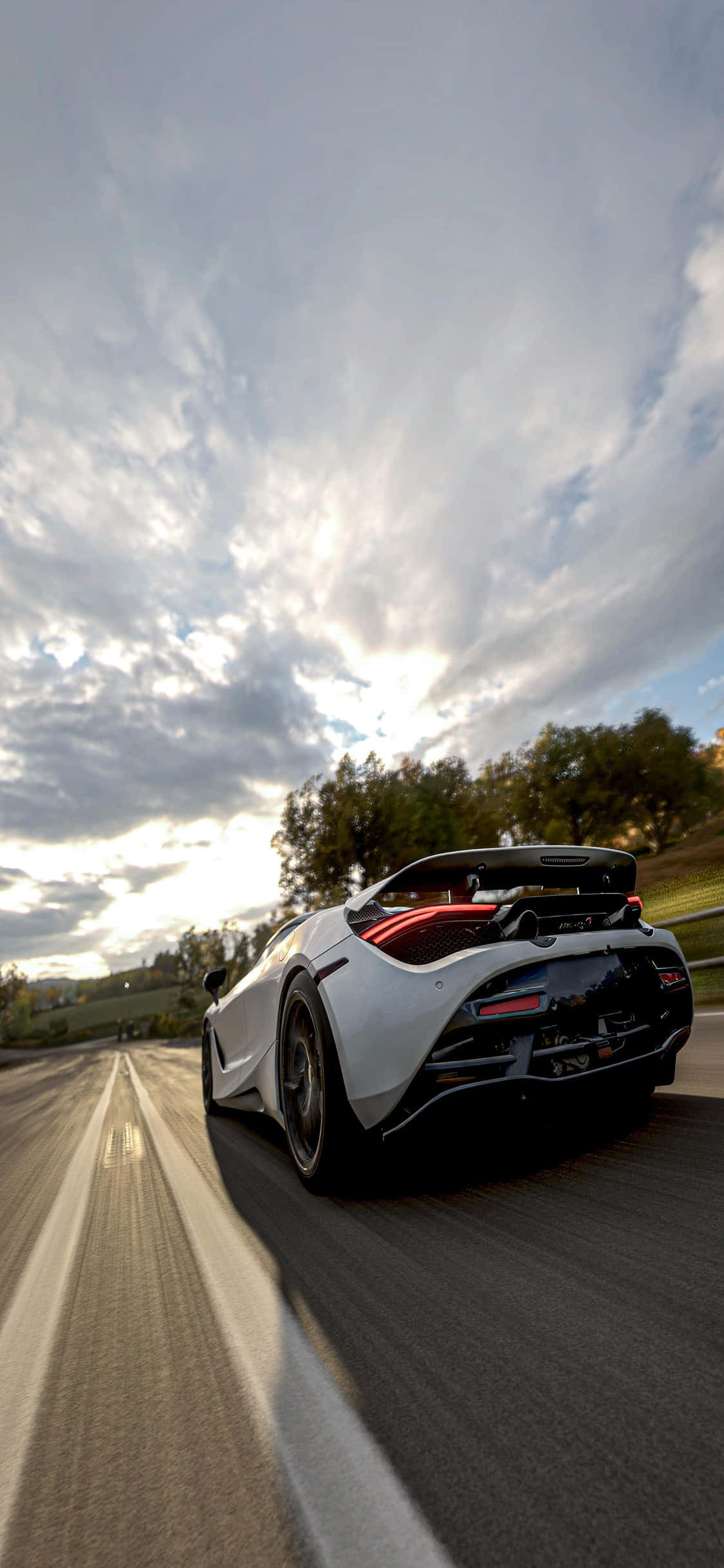 'n wit sportmotor wat 'n pad af ry Muurpapier