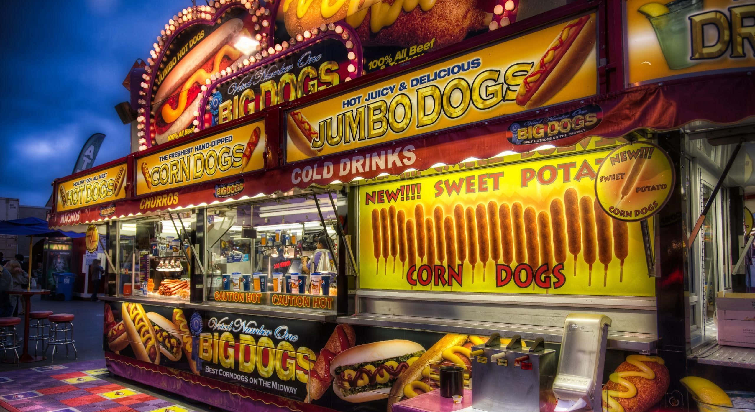 'n worsbroodjie-stalletjie by 'n kermis Muurpapier