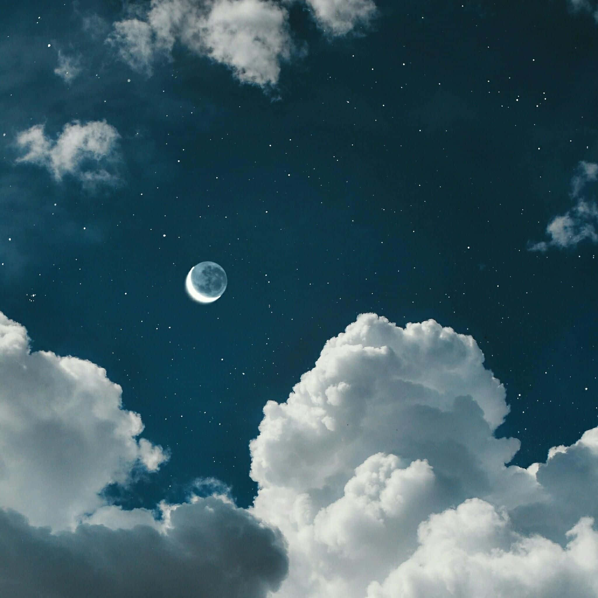 'n Wye oop blou lug, vol eindelose moontlikhede. Muurpapier