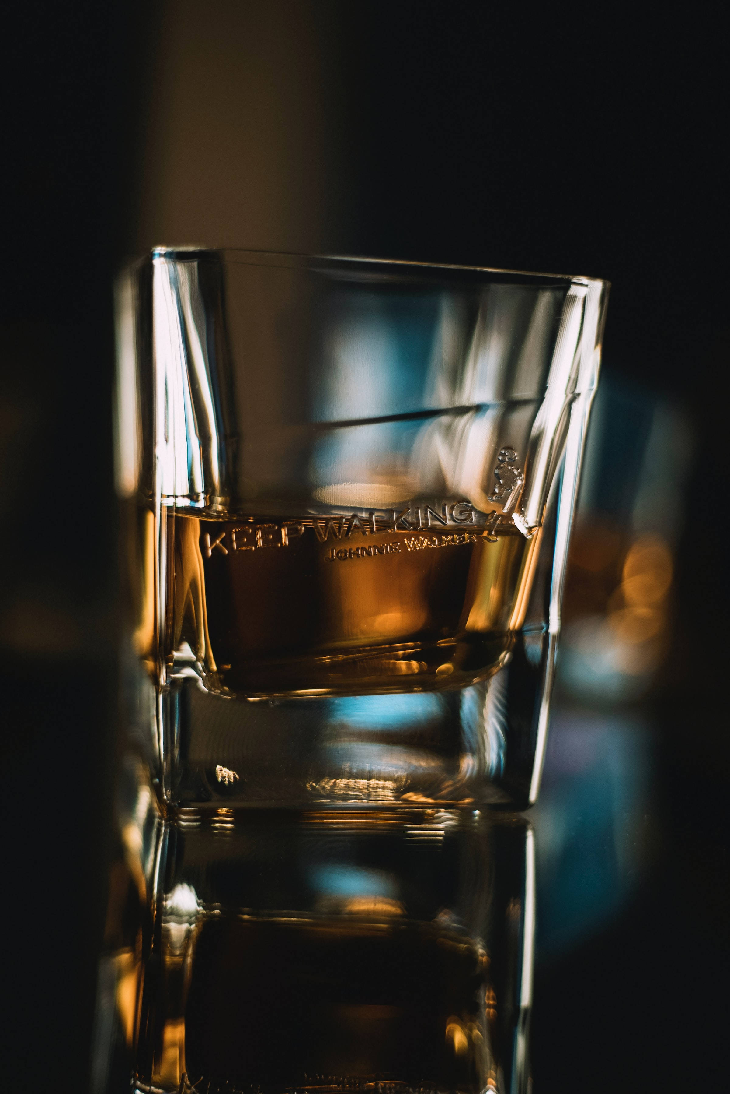 Naby Whisky In Skootglas Muurpapier
