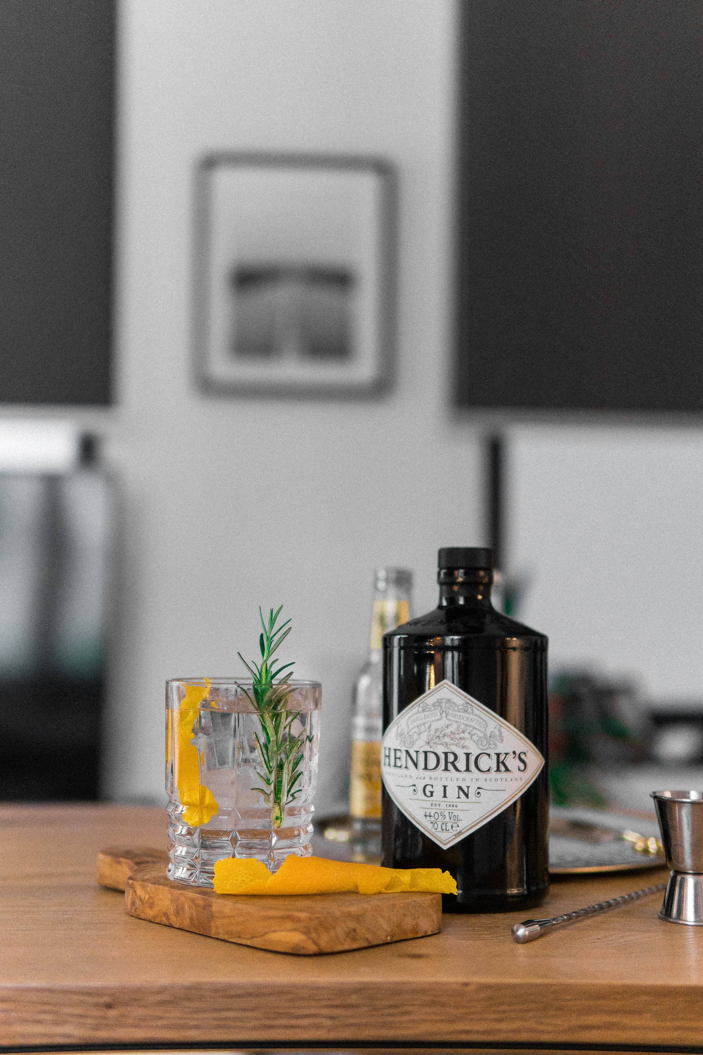 Nabyfoto van Hendrick's Gin-bottel Muurpapier