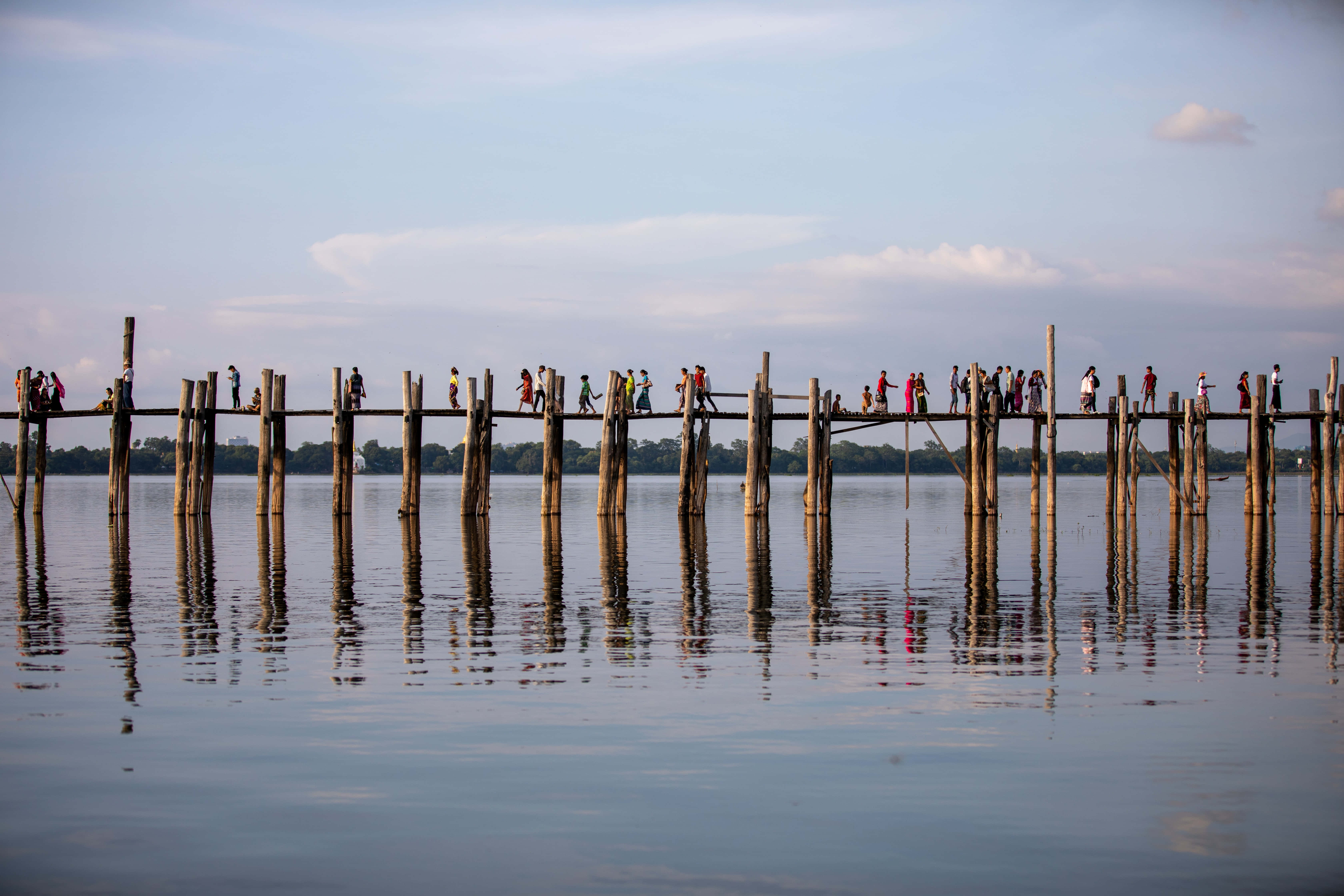 Nader kyk na die U Bein-brug in Mandalay Muurpapier