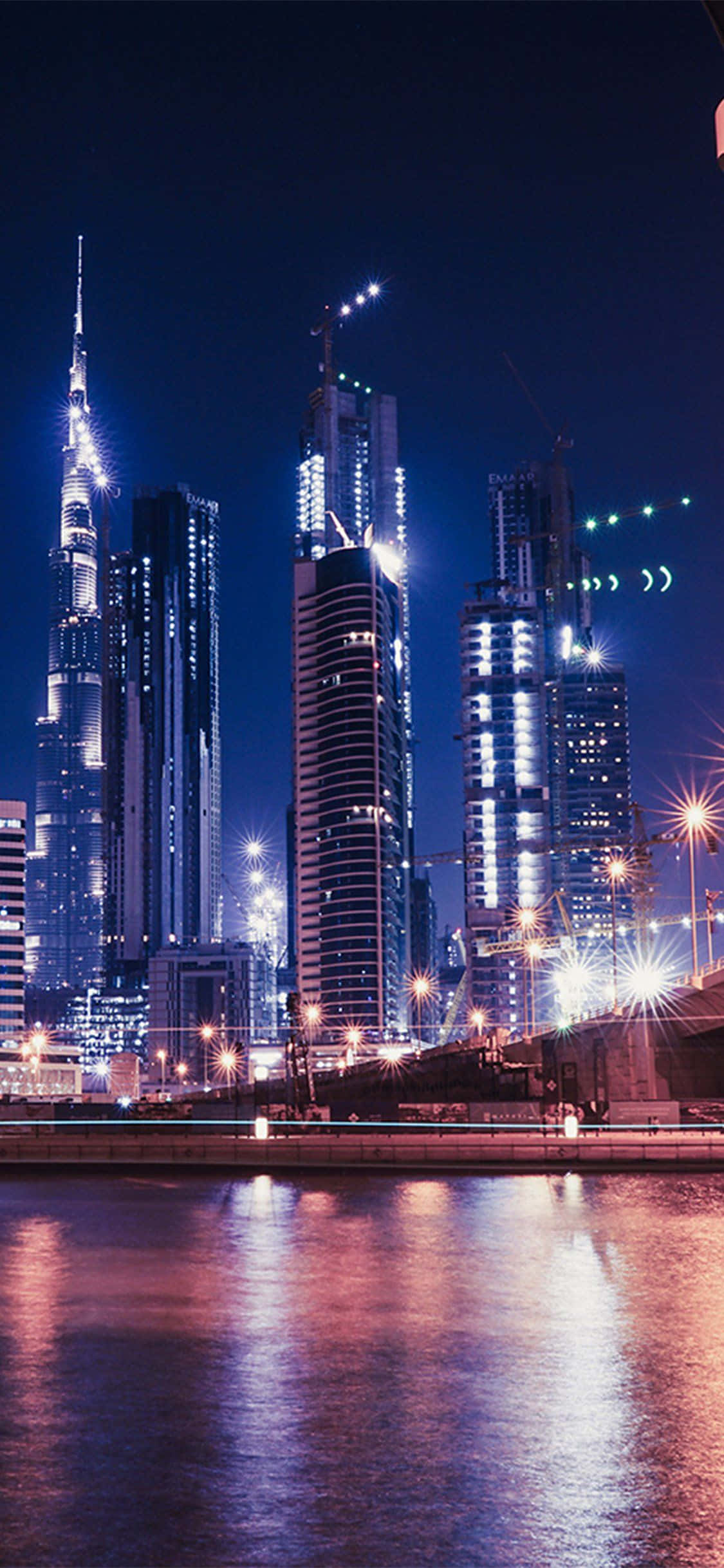 Nagaand-uitsig oor Dubai-stad iPhone laehoek-opname Muurpapier