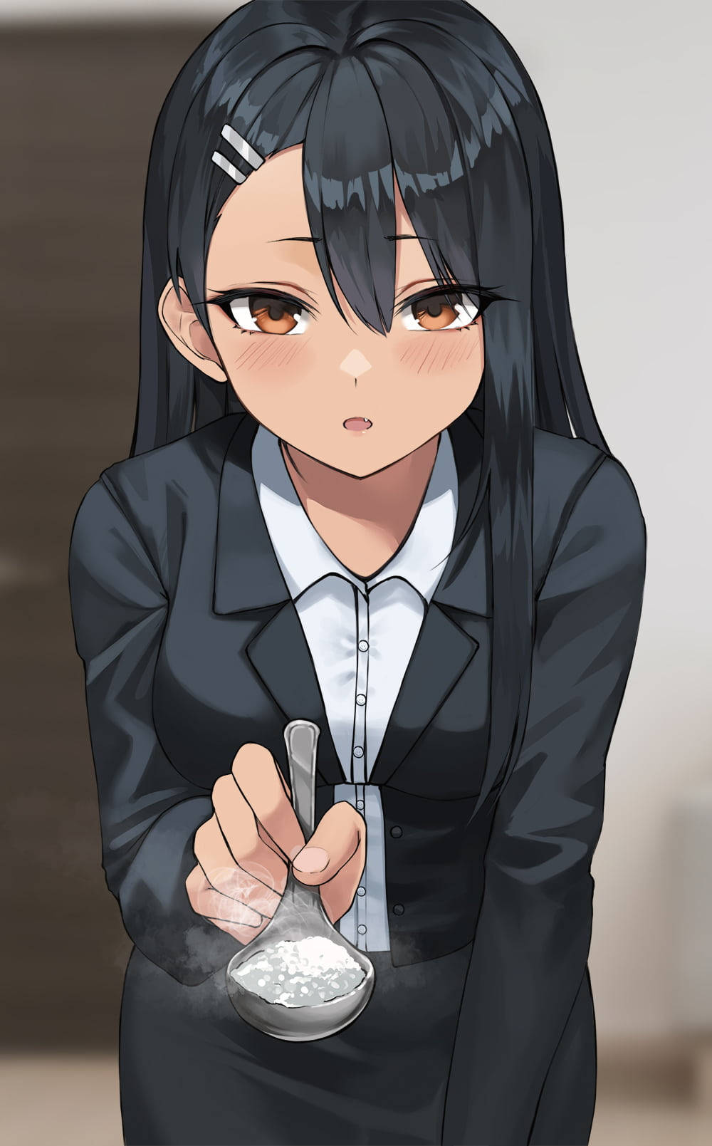 Nagatoro in Swart Pak Muurpapier