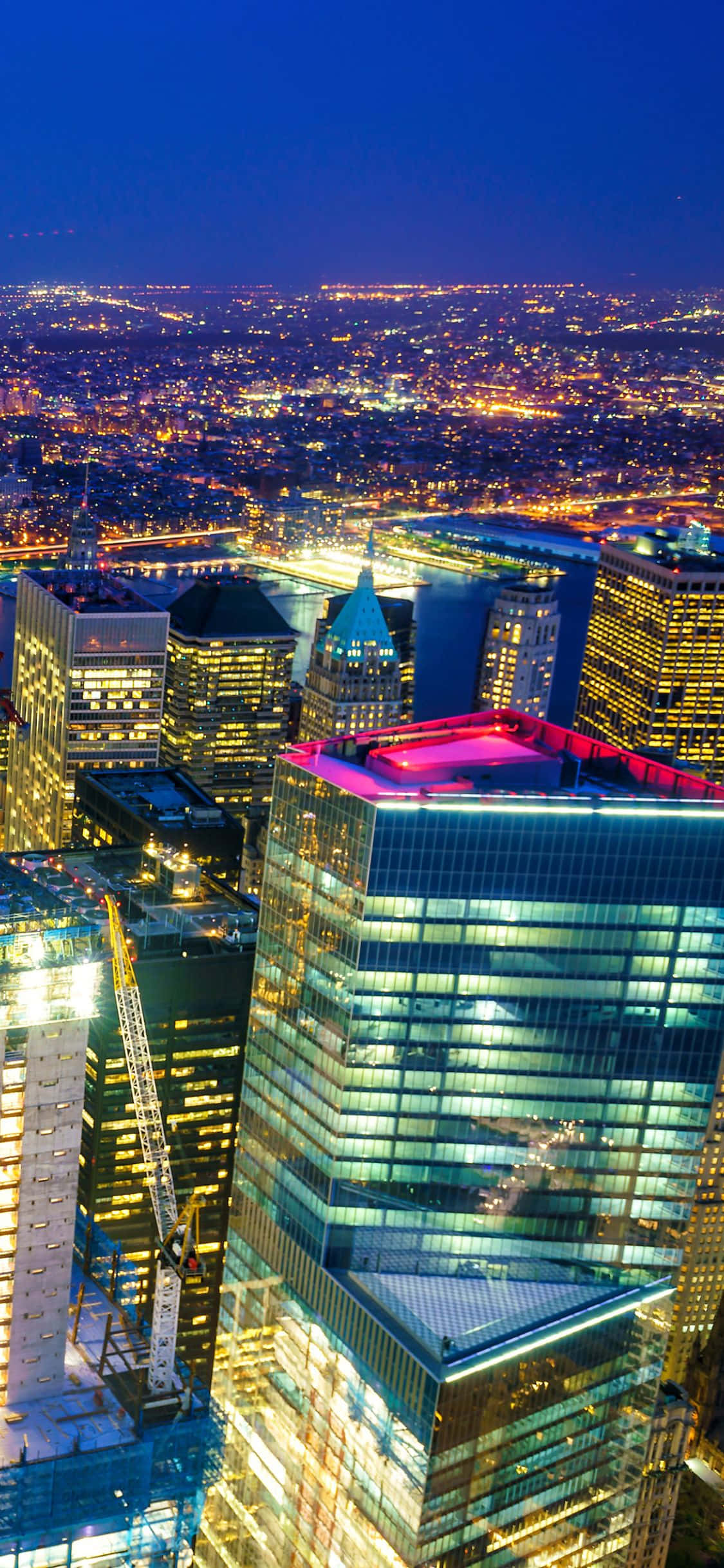 Nagligte van die ikoniese New York Stad-skyline gesien vanaf die Apple iPhone Xs Muurpapier