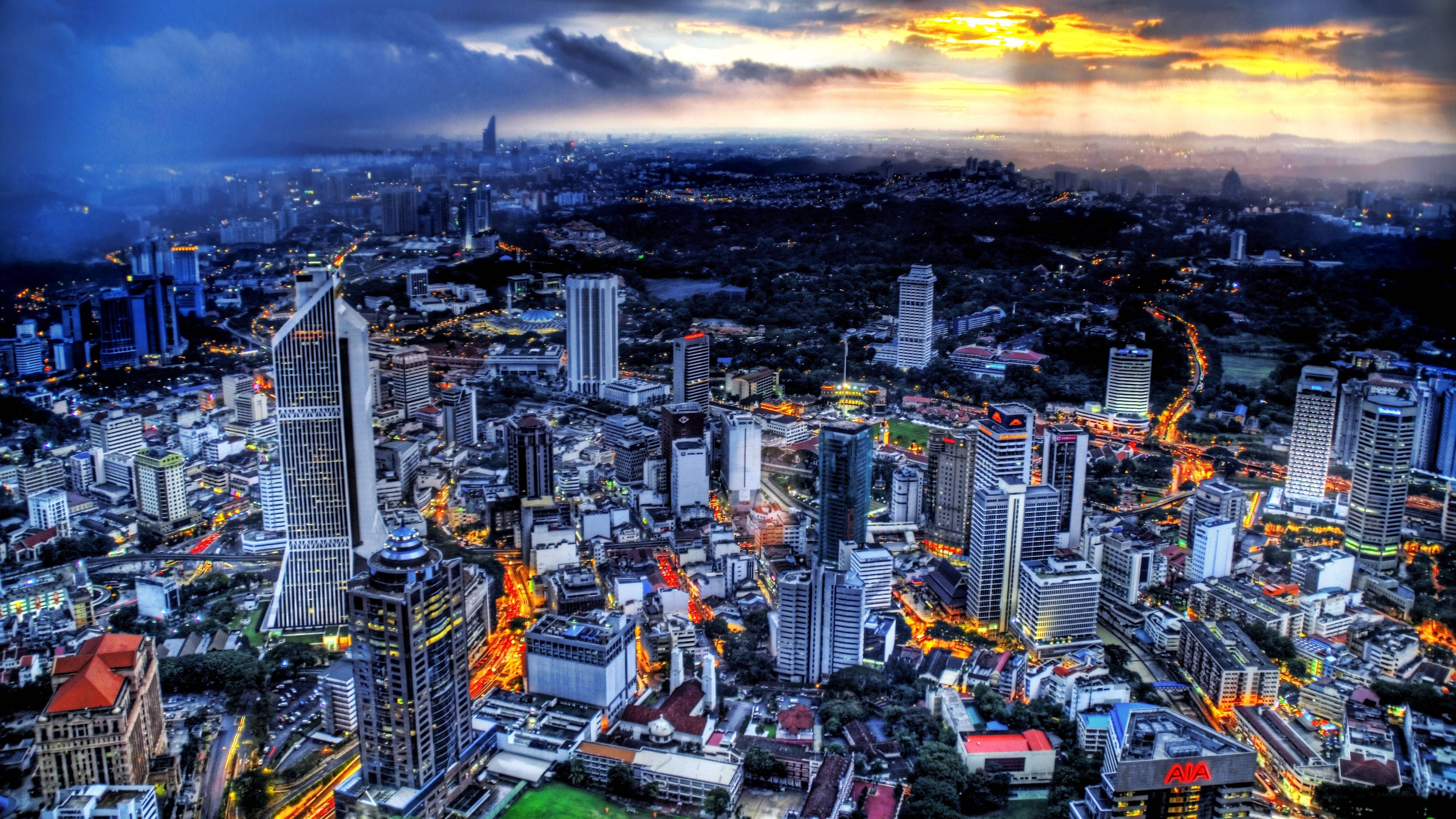 Naguitsig oor die Kuala Lumpur Stadslyn Muurpapier