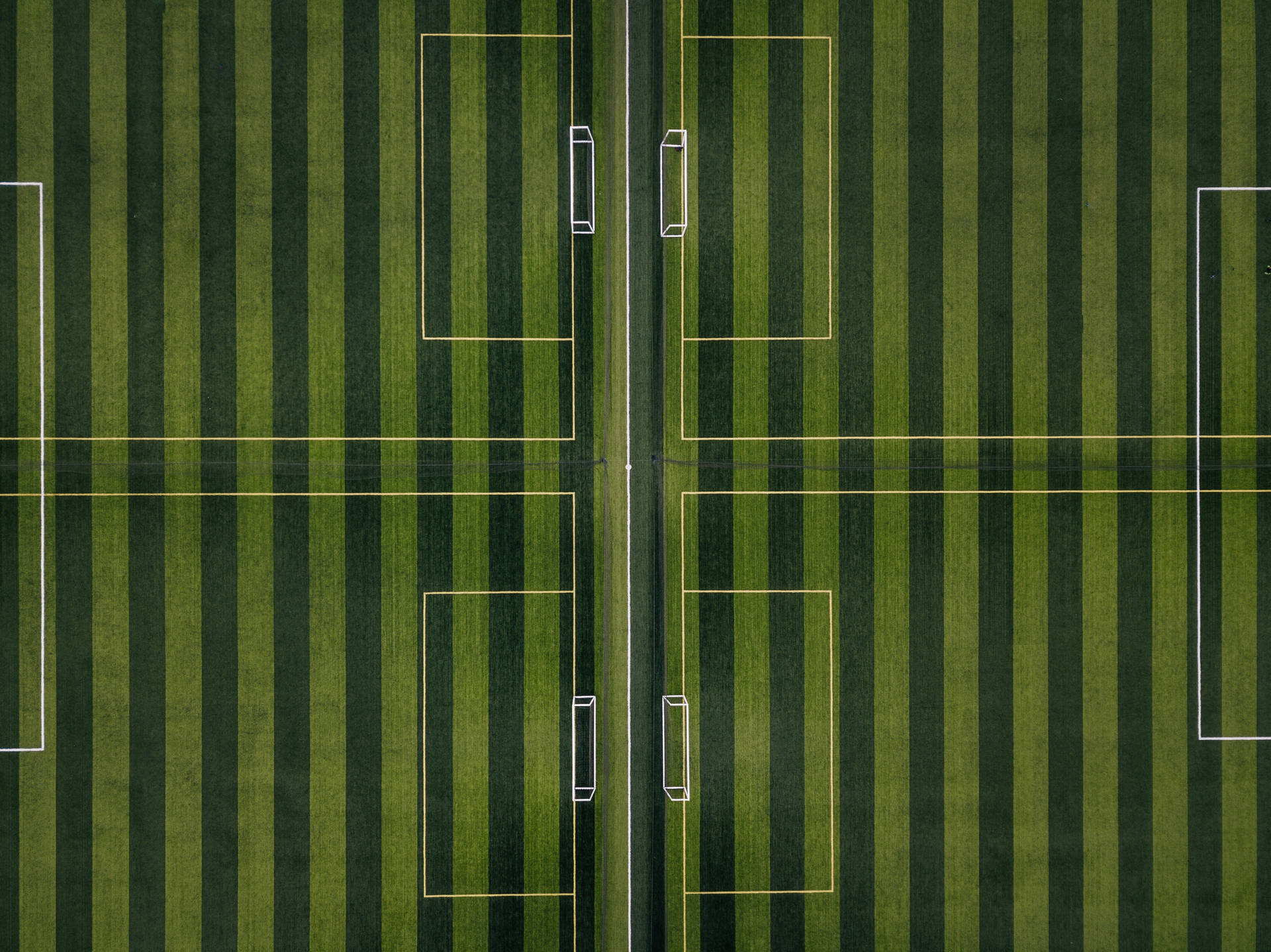 Groen gestreepte sokkerveld lessenaaragtergrond. — Sokker GIF Muurpapier