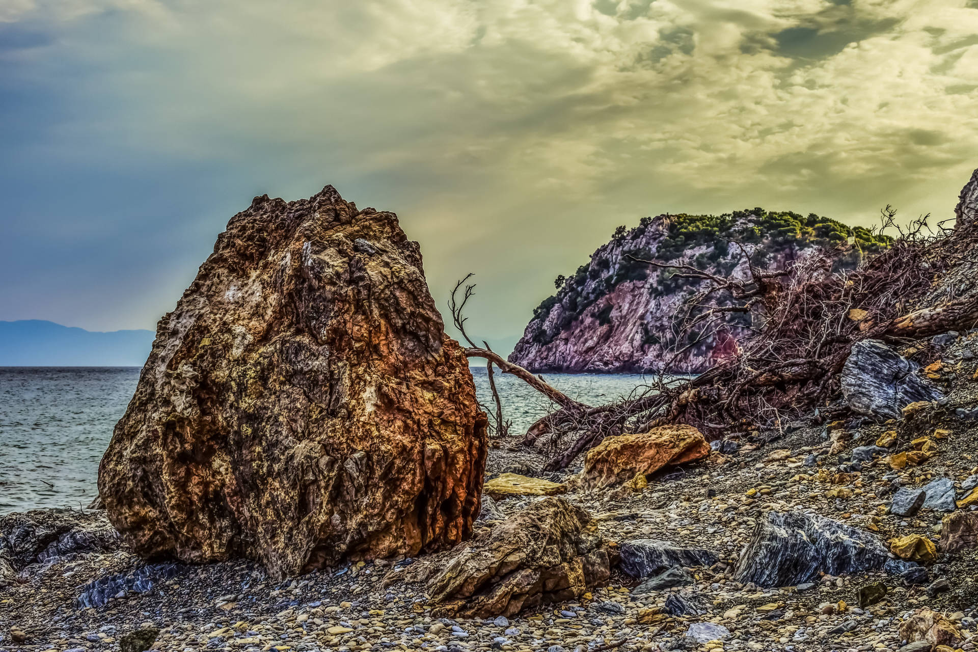Donker Rotsagtige Strand agtergrond