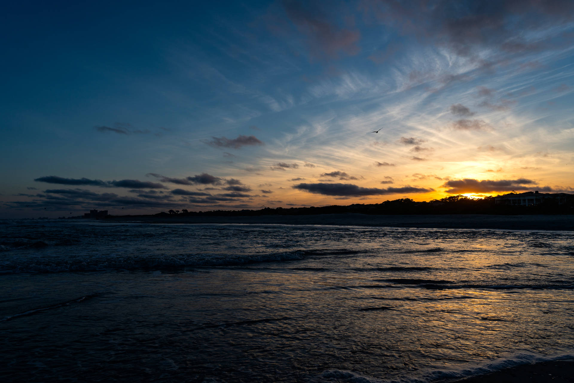 Sonsondergang op die see met helder waters en 'n blou lug. — Sonsondergang Muurpapier