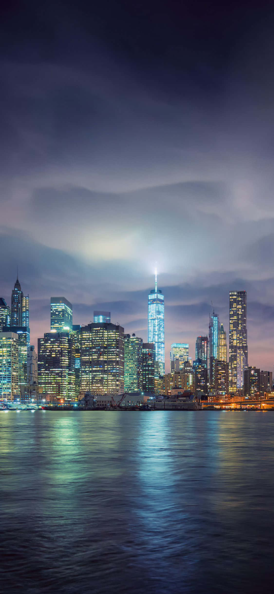 Neem die skoonheid van New York Stad in terwyl jy e-posse met jou nuwe iPhone X byhou Muurpapier