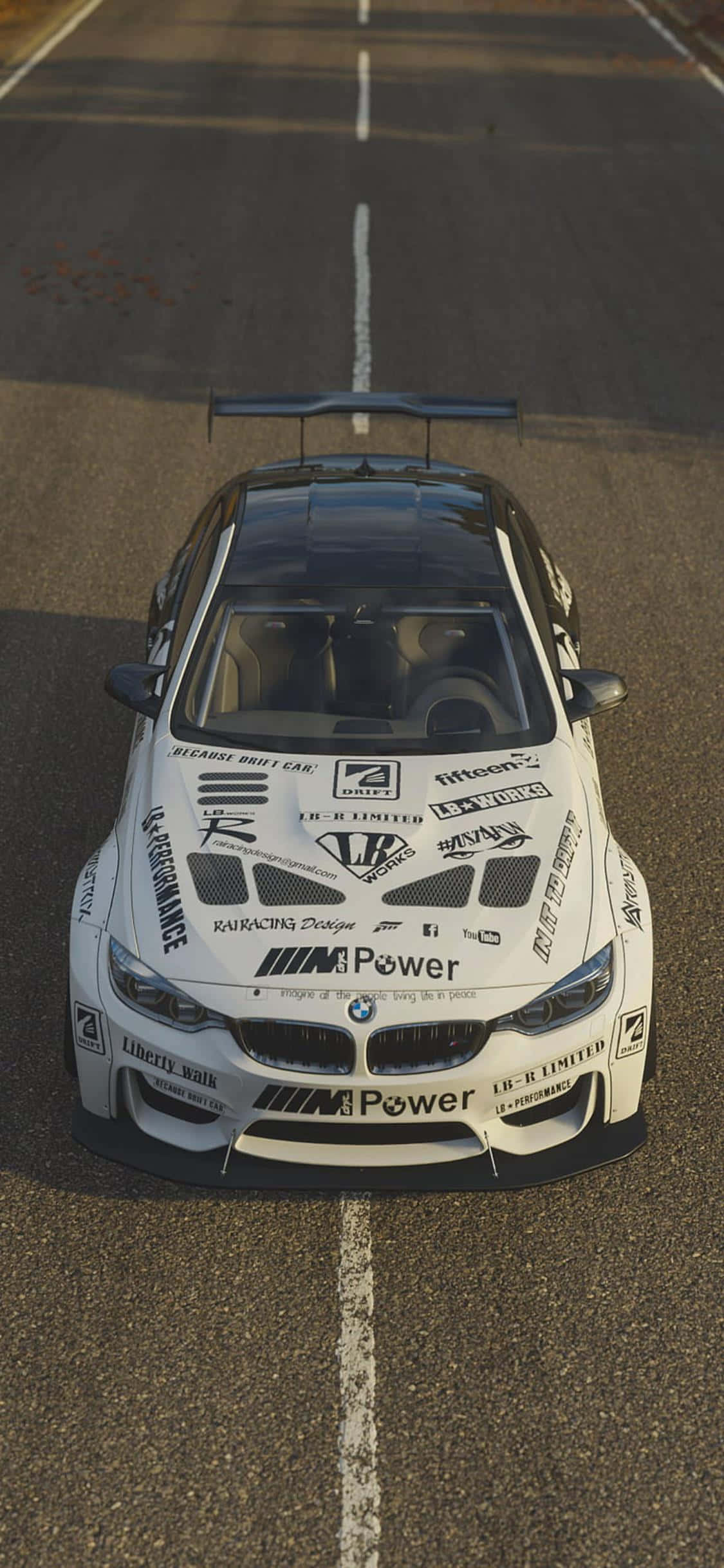 Neem die stuurwiel en trap die versneller met die iPhone Xs en Forza Horizon 4 Muurpapier