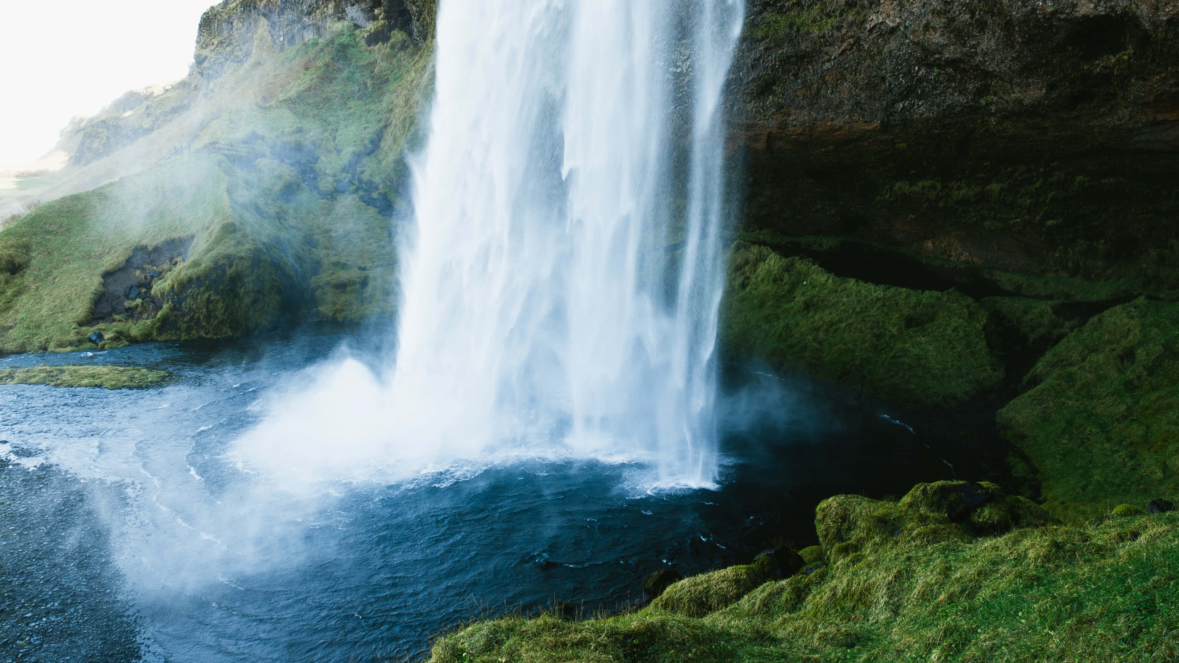 Neem 'n duik in die majestueuse waterval Muurpapier