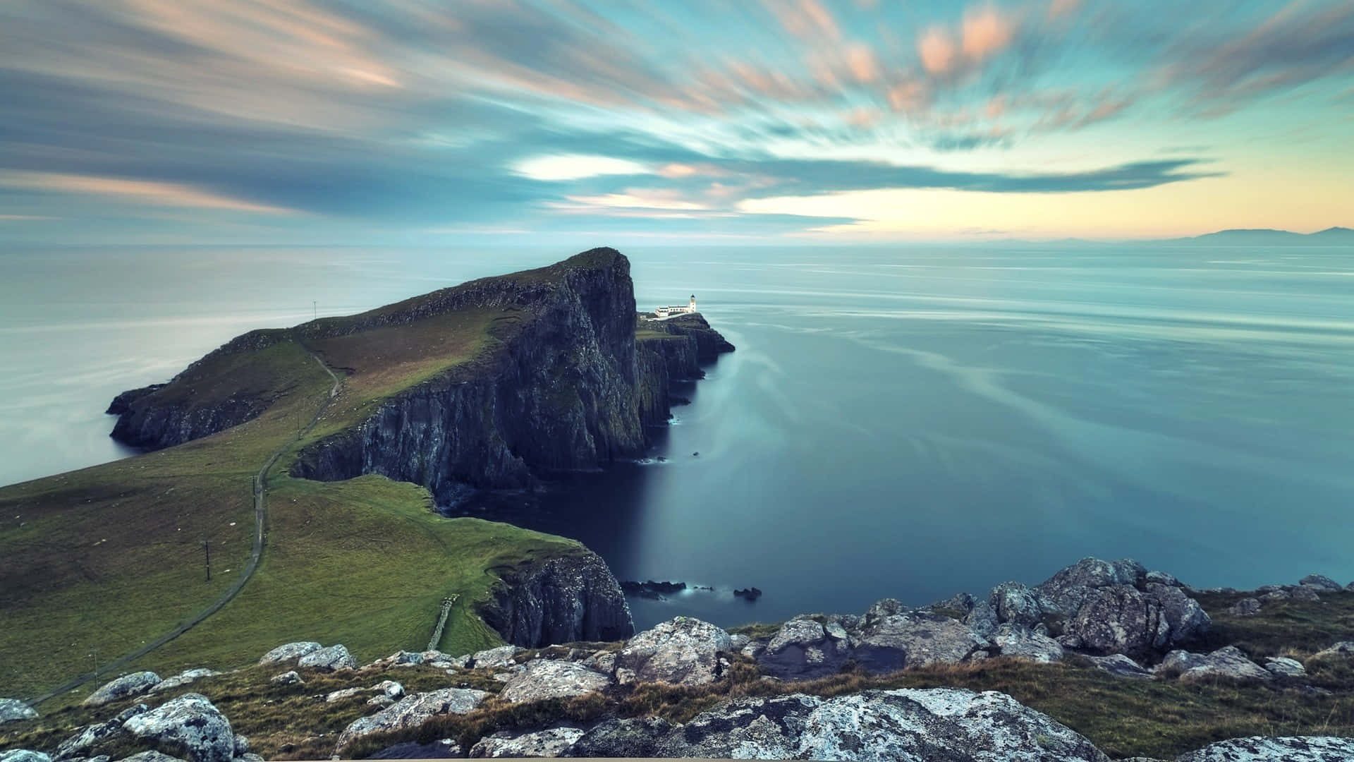 Neist Point-vuurtoring by Spitskrans Muurpapier