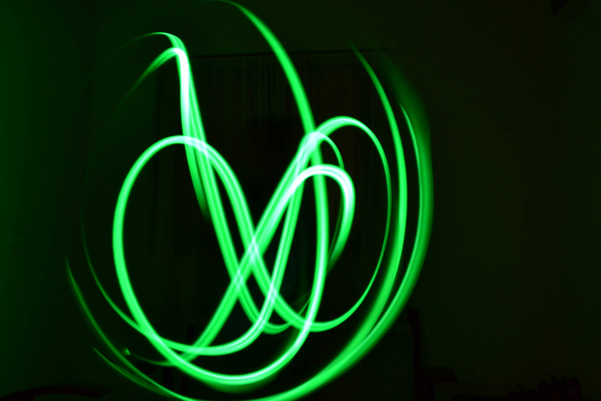 Neon Groen Gloei In Die Donker agtergrond — Donkergroen Muurpapier