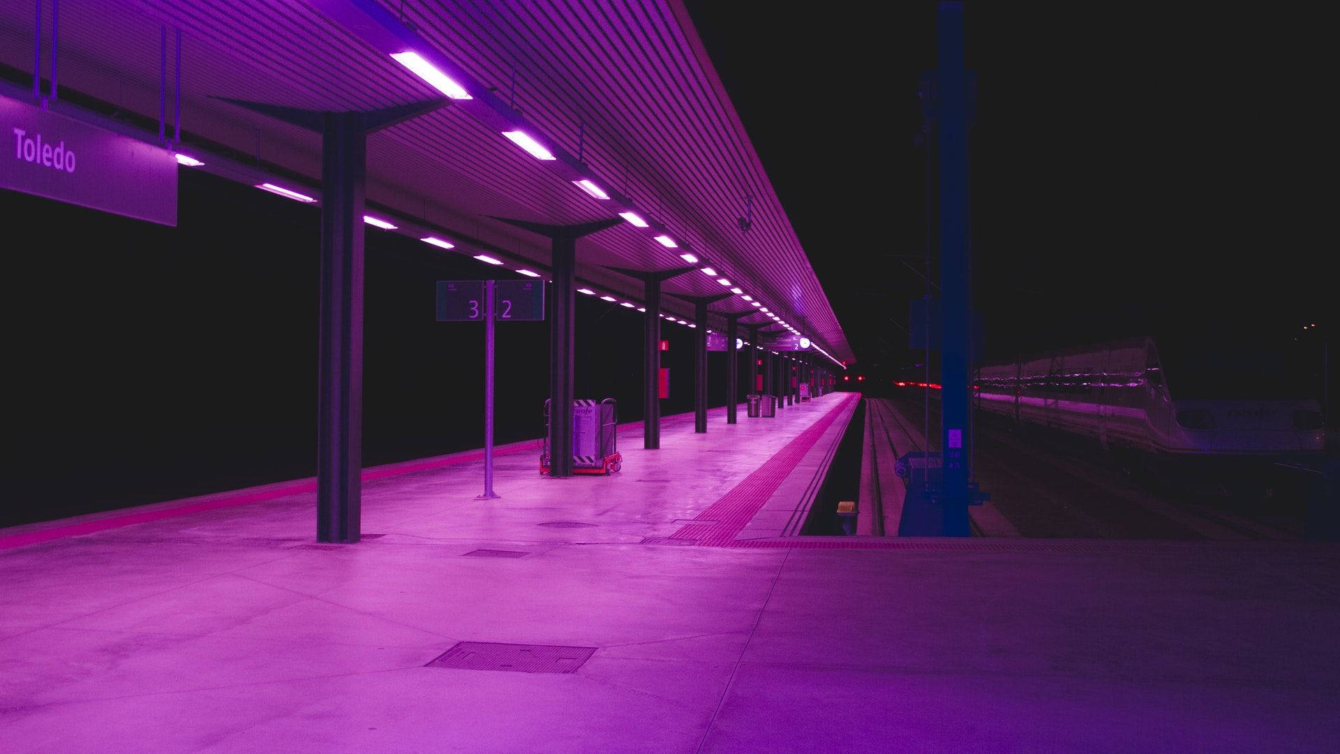 Neonpink Treinstasie Muurpapier