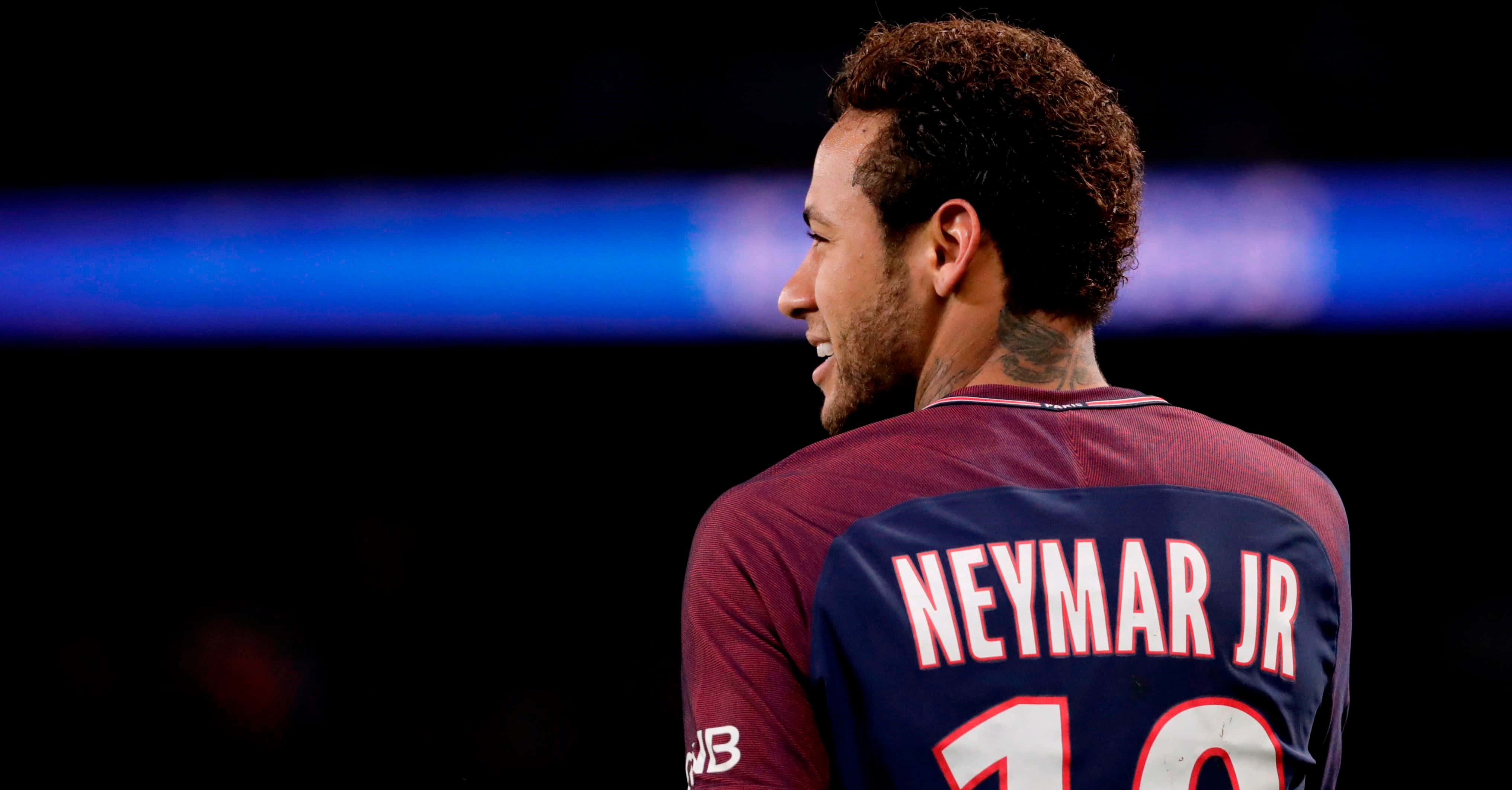 Neymar dribbel die bal met vaardigheid en grasie Muurpapier