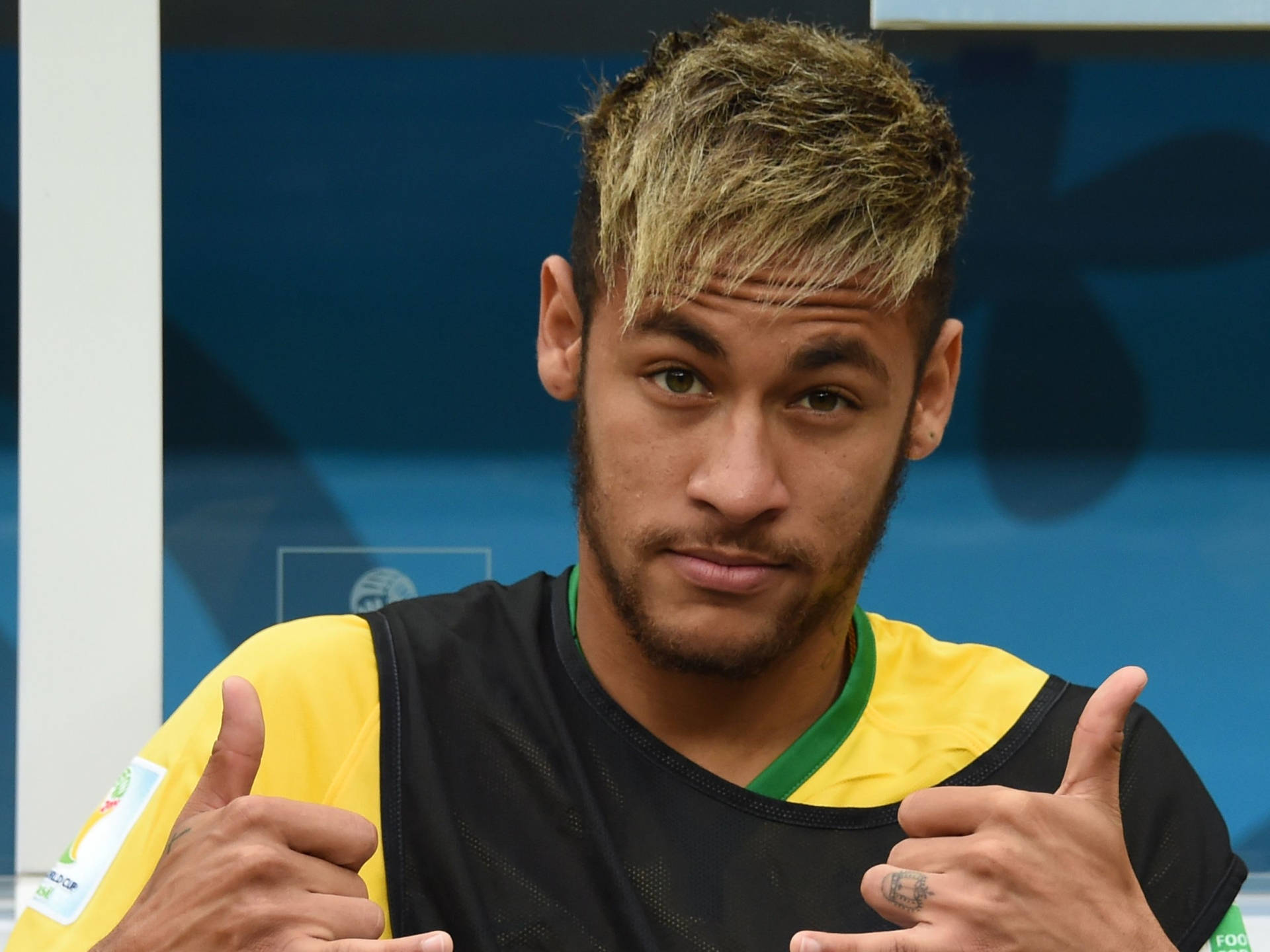 Neymar Jr met duim op Muurpapier