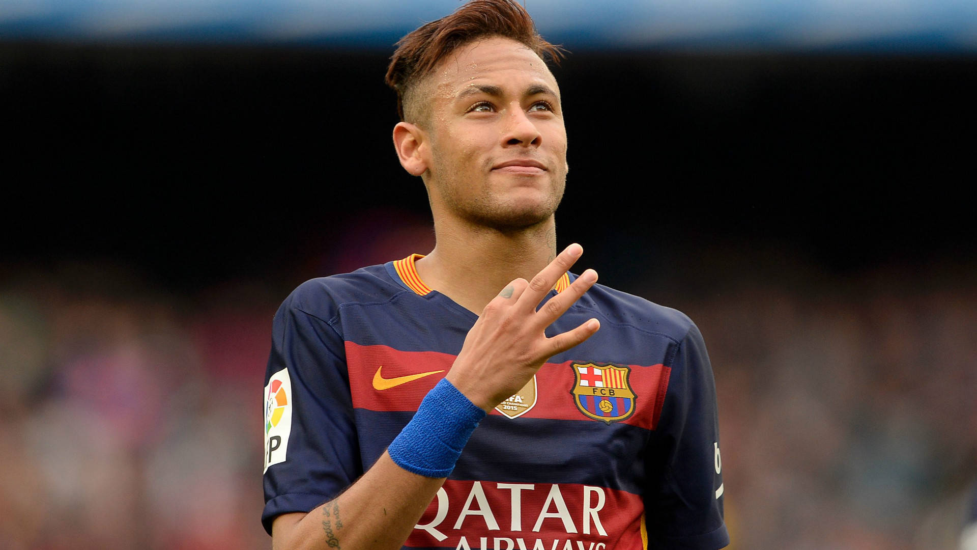 Neymar jr. wys 3 vingers teken in FC Barcelona-trui-agtergrond.