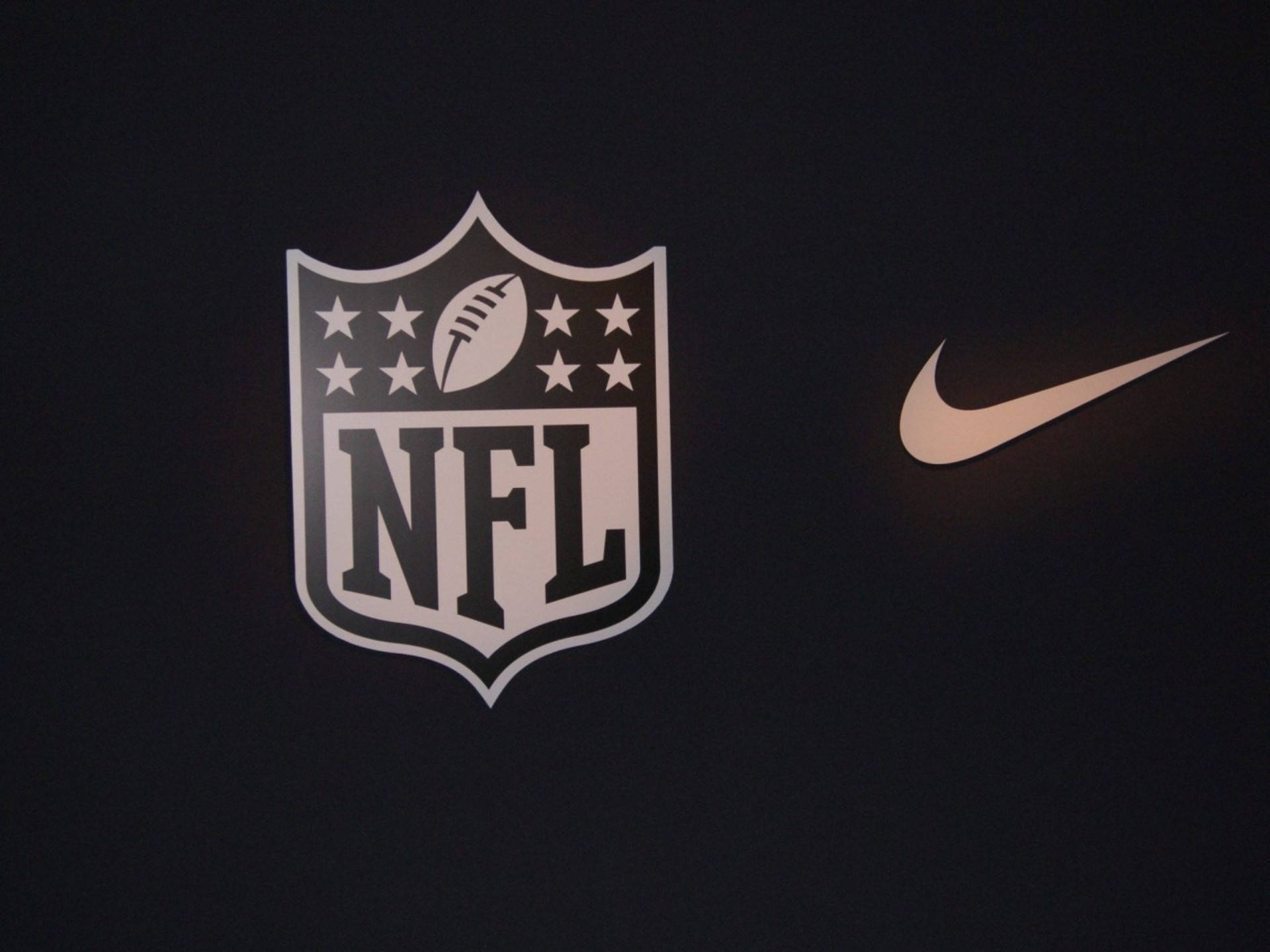 NFL Voetbal en Nike-logo's Muurpapier