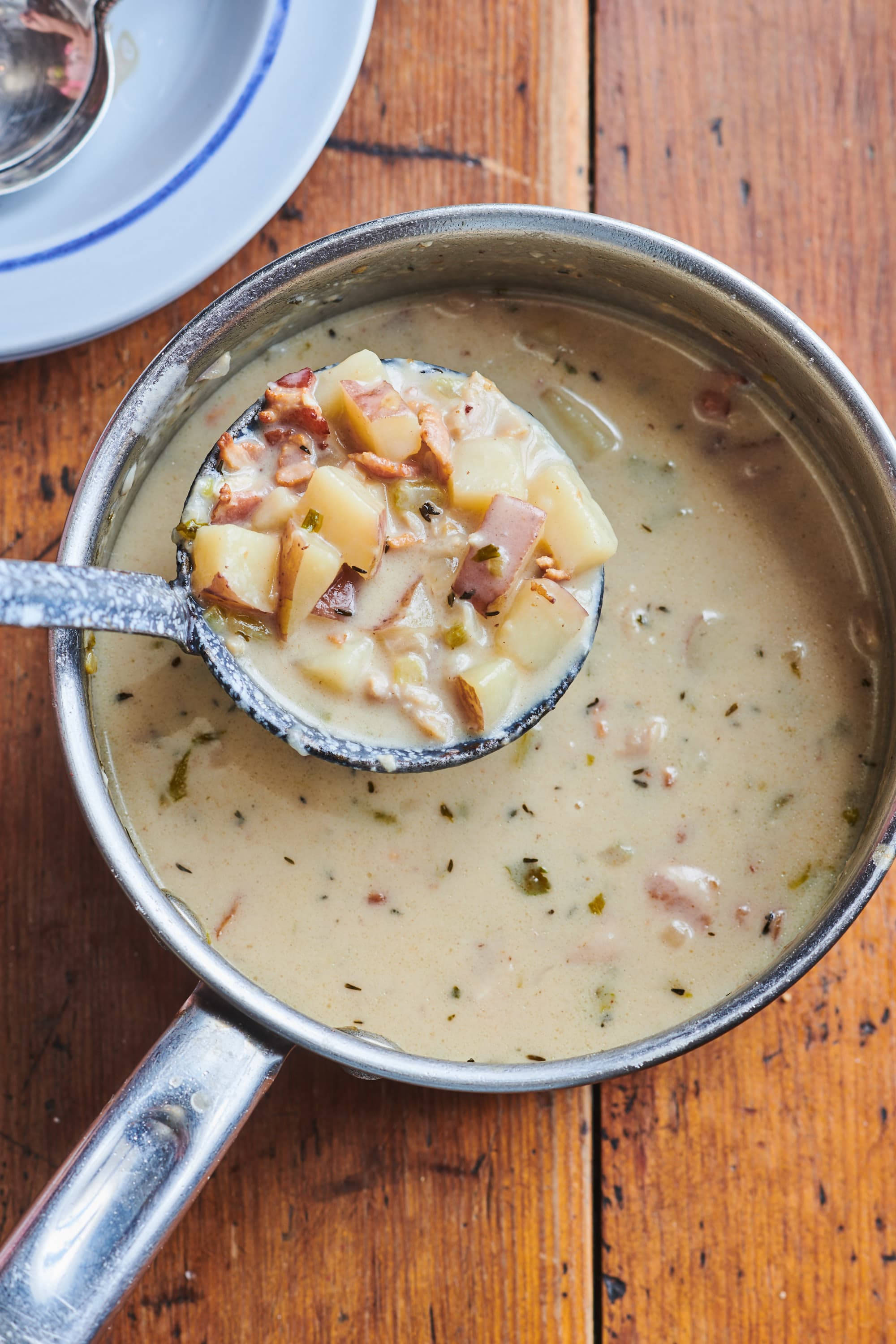Nieu-Engeland Clam Chowder Sop in Silwergoedlepel Muurpapier