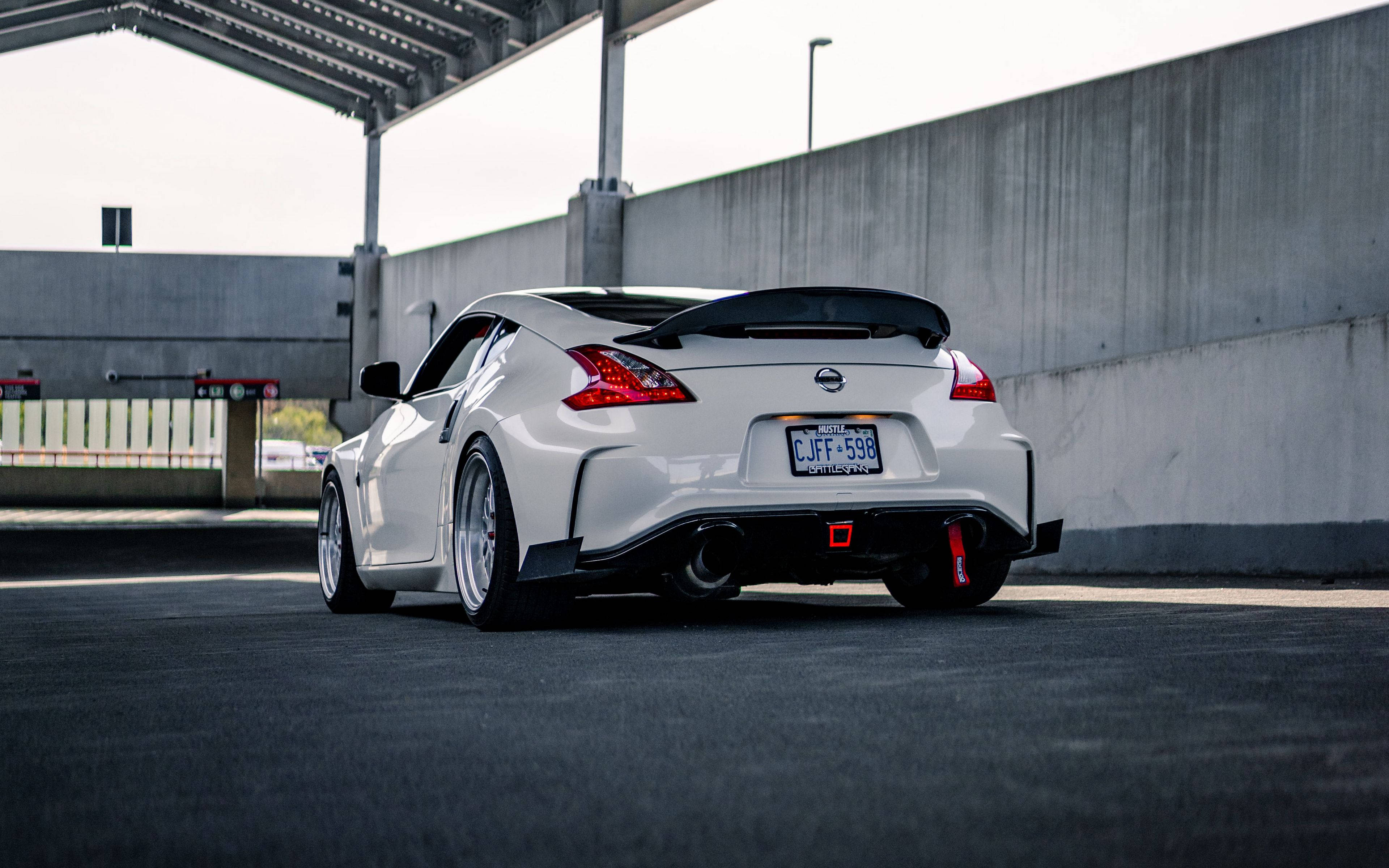 Nissan 370Z in 'n Oor dak Parkering Muurpapier