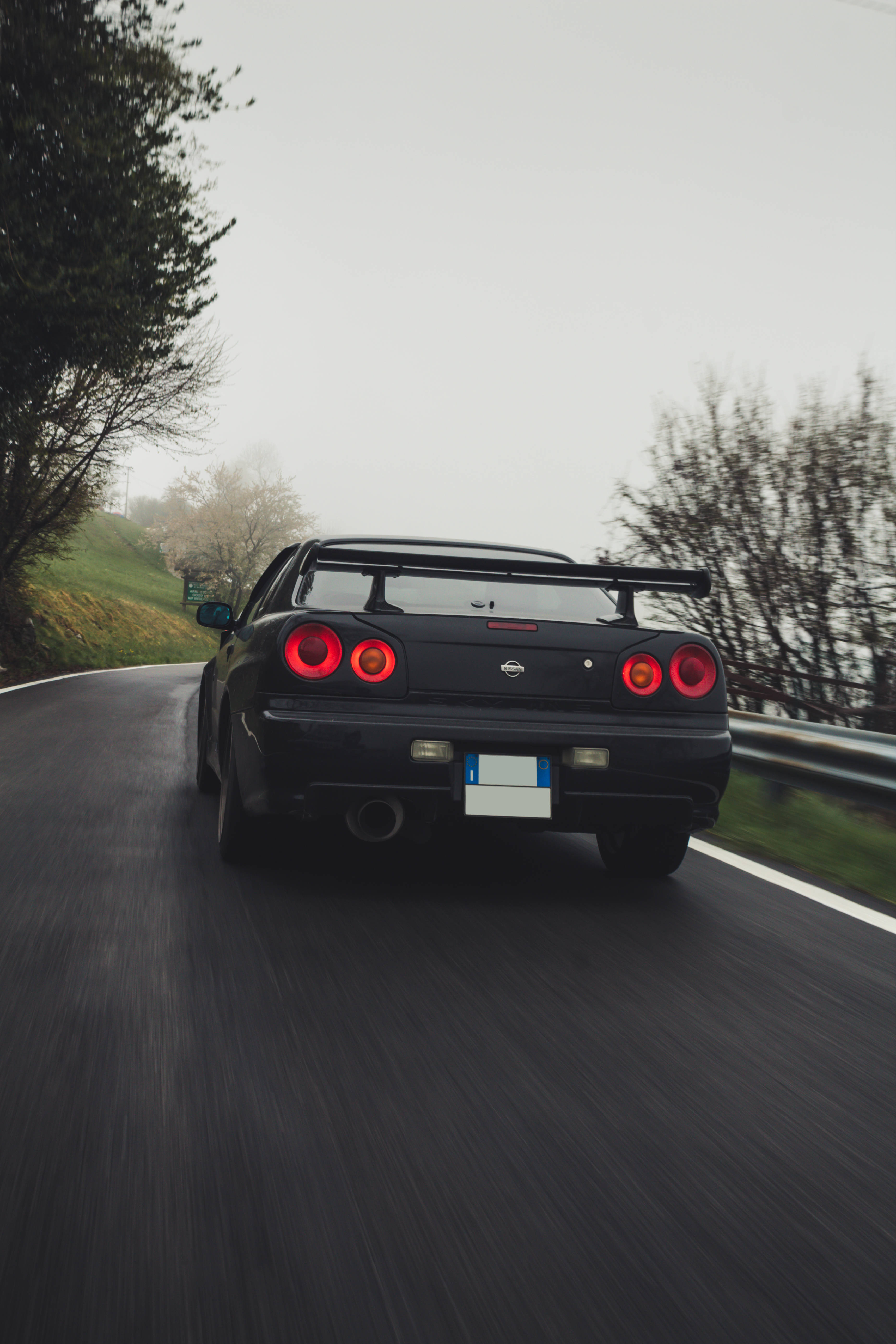 Nissan Skyline Gtr R34 Mistige Pad Muurpapier