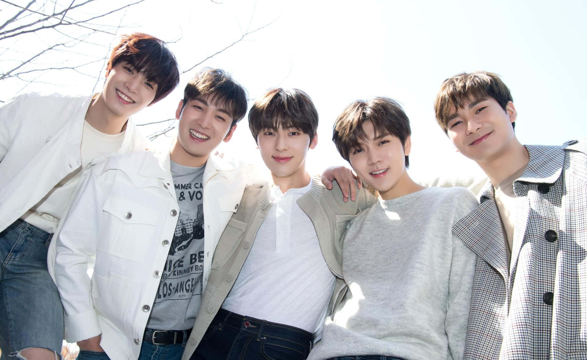 Nuest Kpop Seunsgroep Buitelug Muurpapier