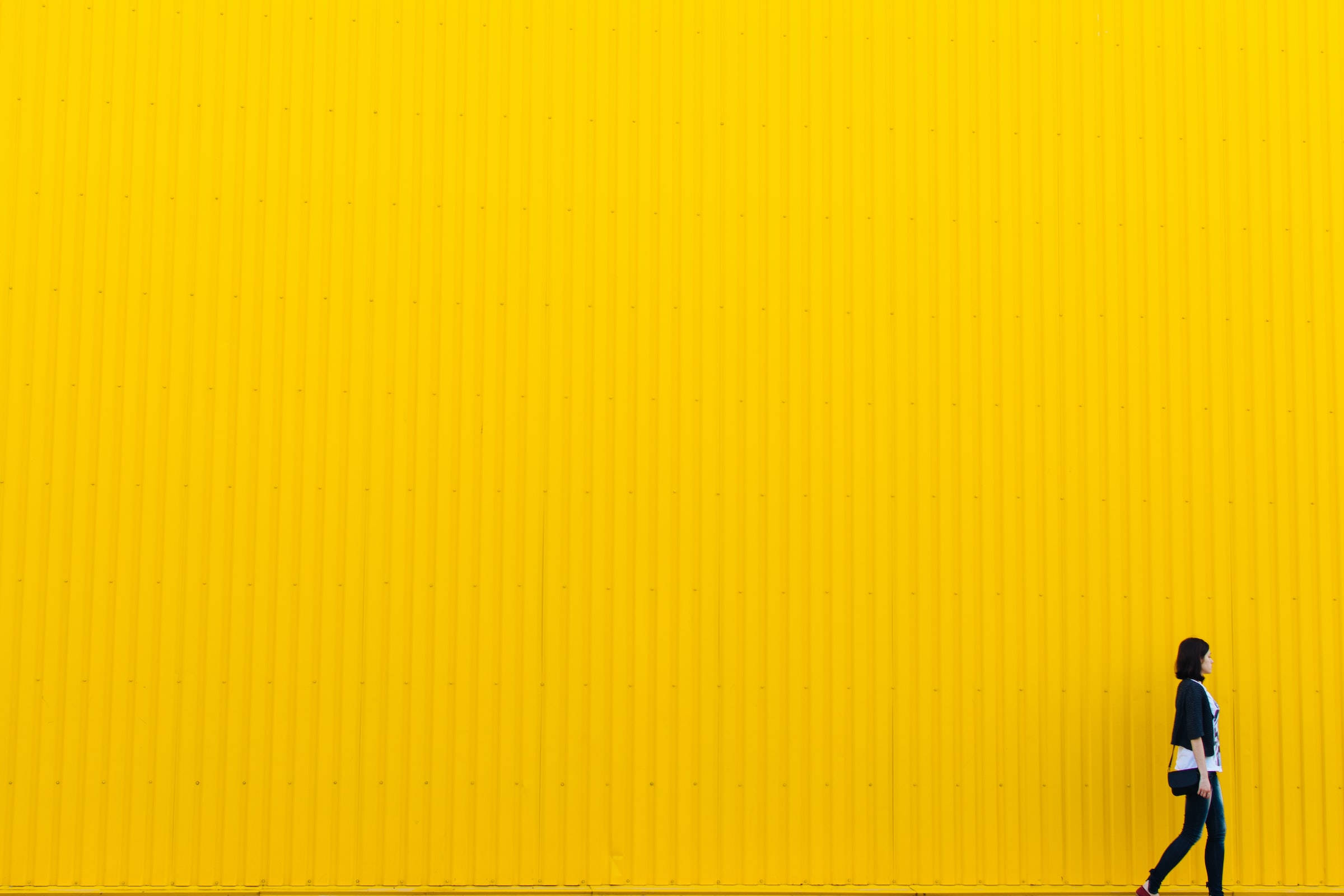 Omhels Dapperheid - Meisie Teen Geel Muur Muurpapier