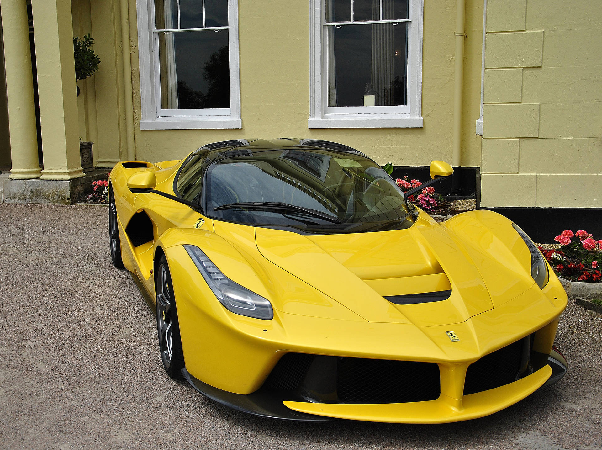 Geparkeerde geel LaFerrari supermotor model agtergrond.