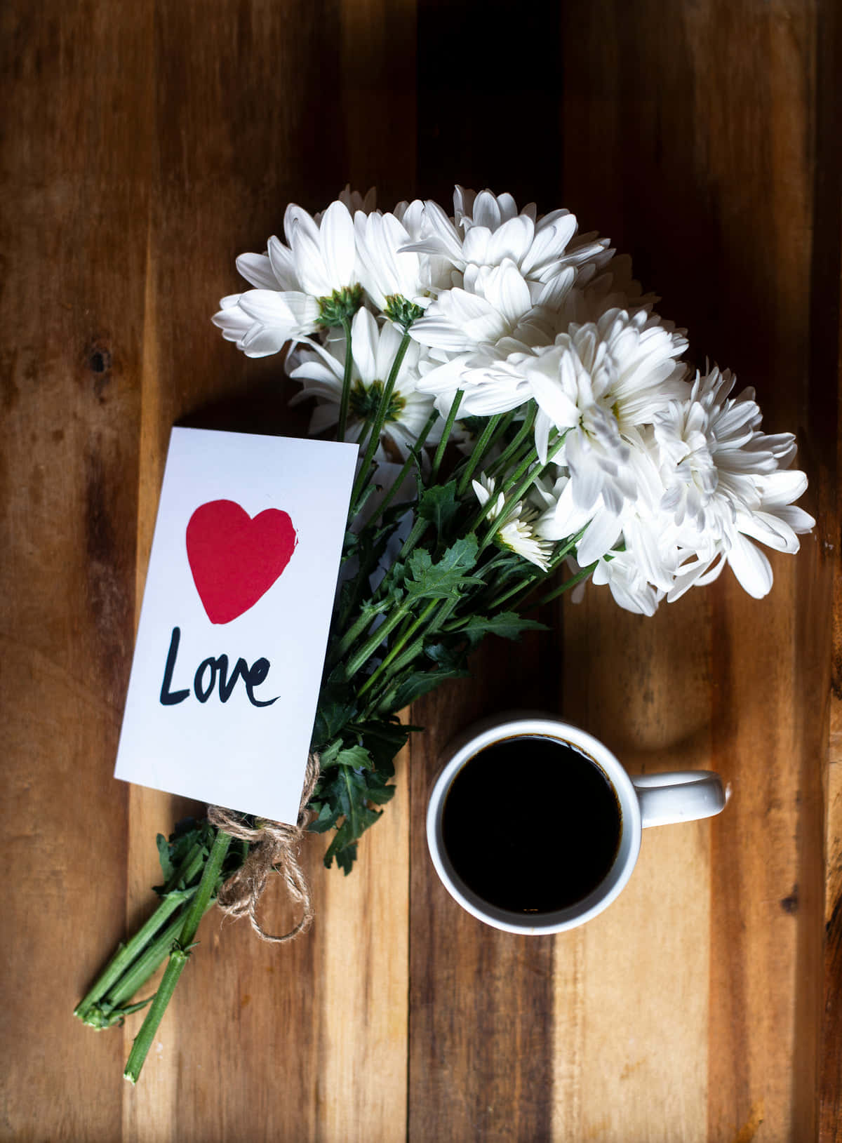 Omhelsing van Liefde te midde van die Sonsopkoms Muurpapier