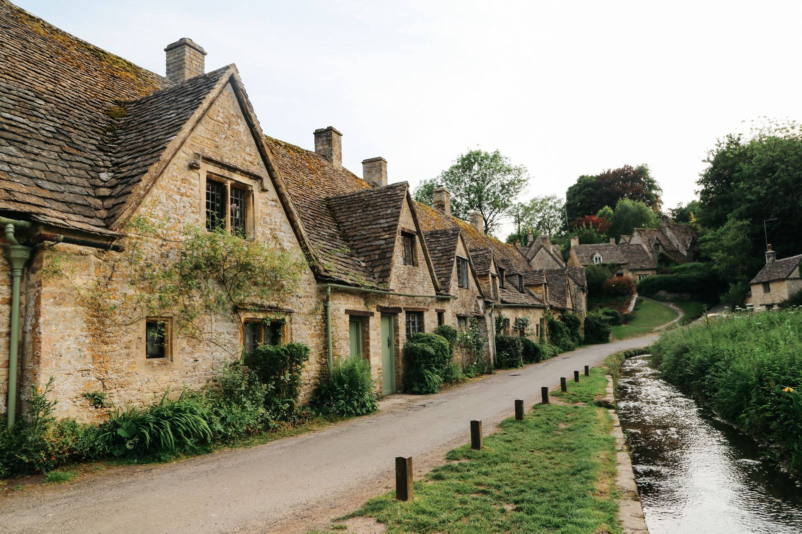 Onderskrif: Bekoorlike Cottage Core Huise in die VK Muurpapier