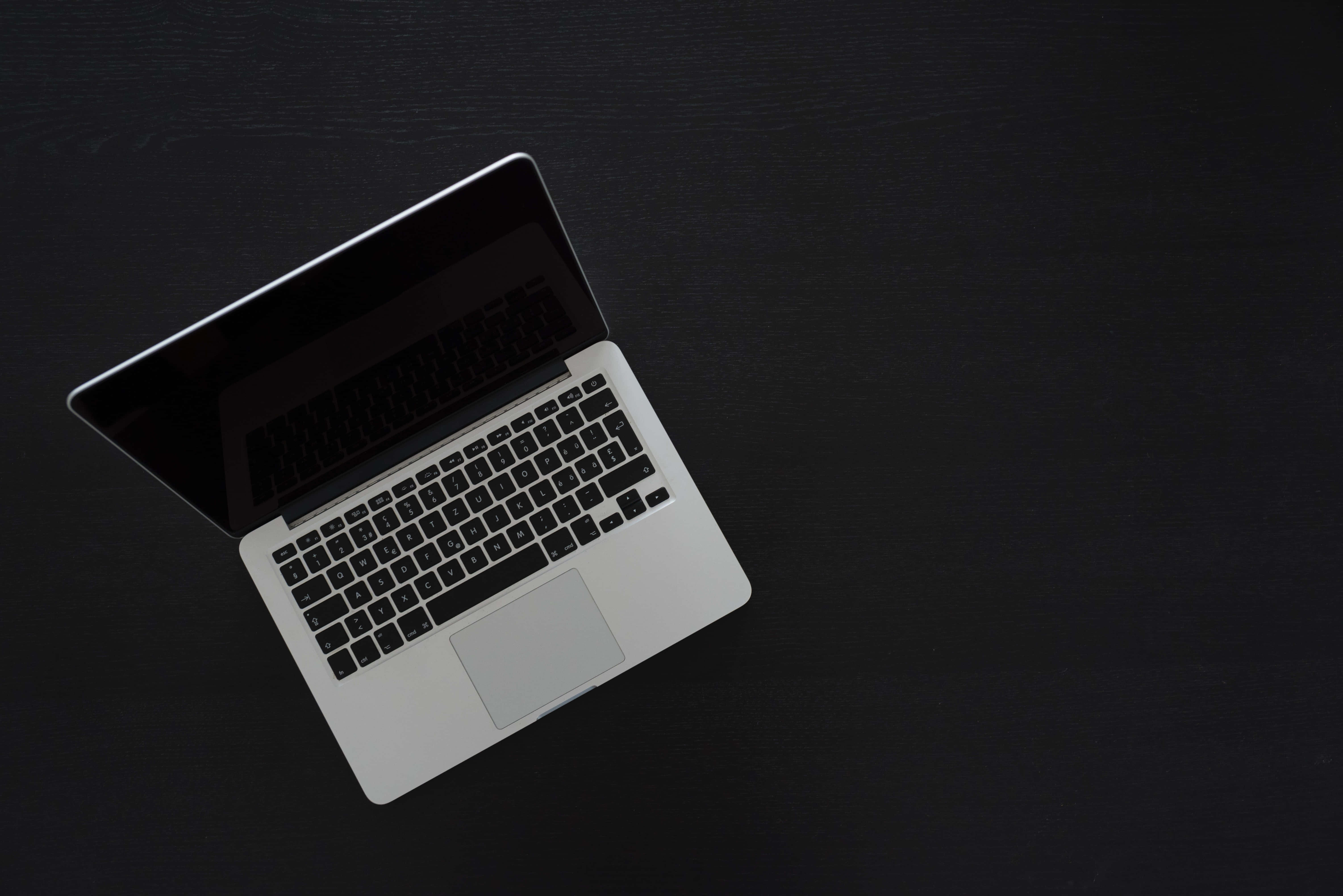 Onderskrif: Boeiende estetiese MacBook-opstelling Muurpapier