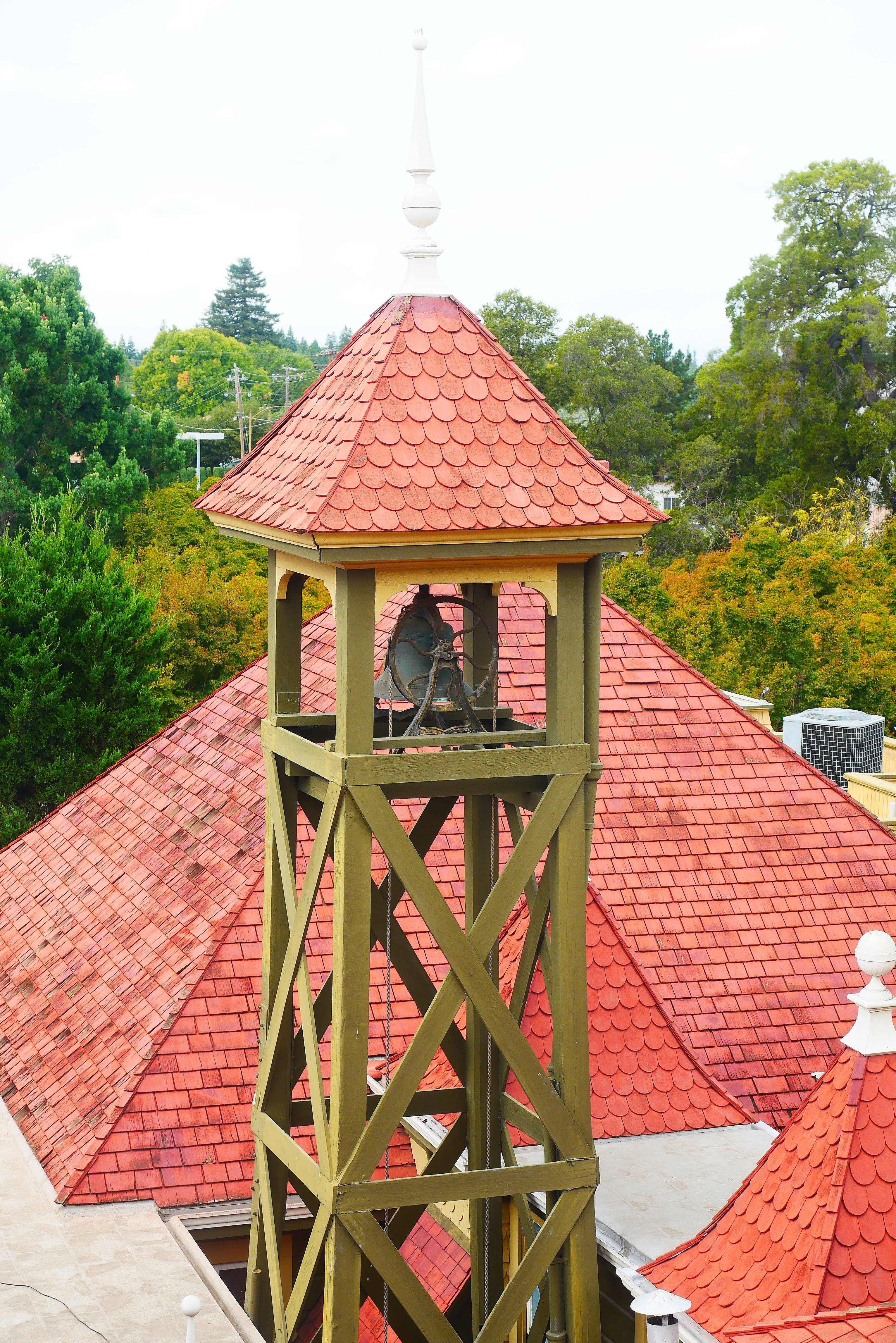 Onderskrif: Die ikoniese Kloktoring van Winchester Mystery House Muurpapier